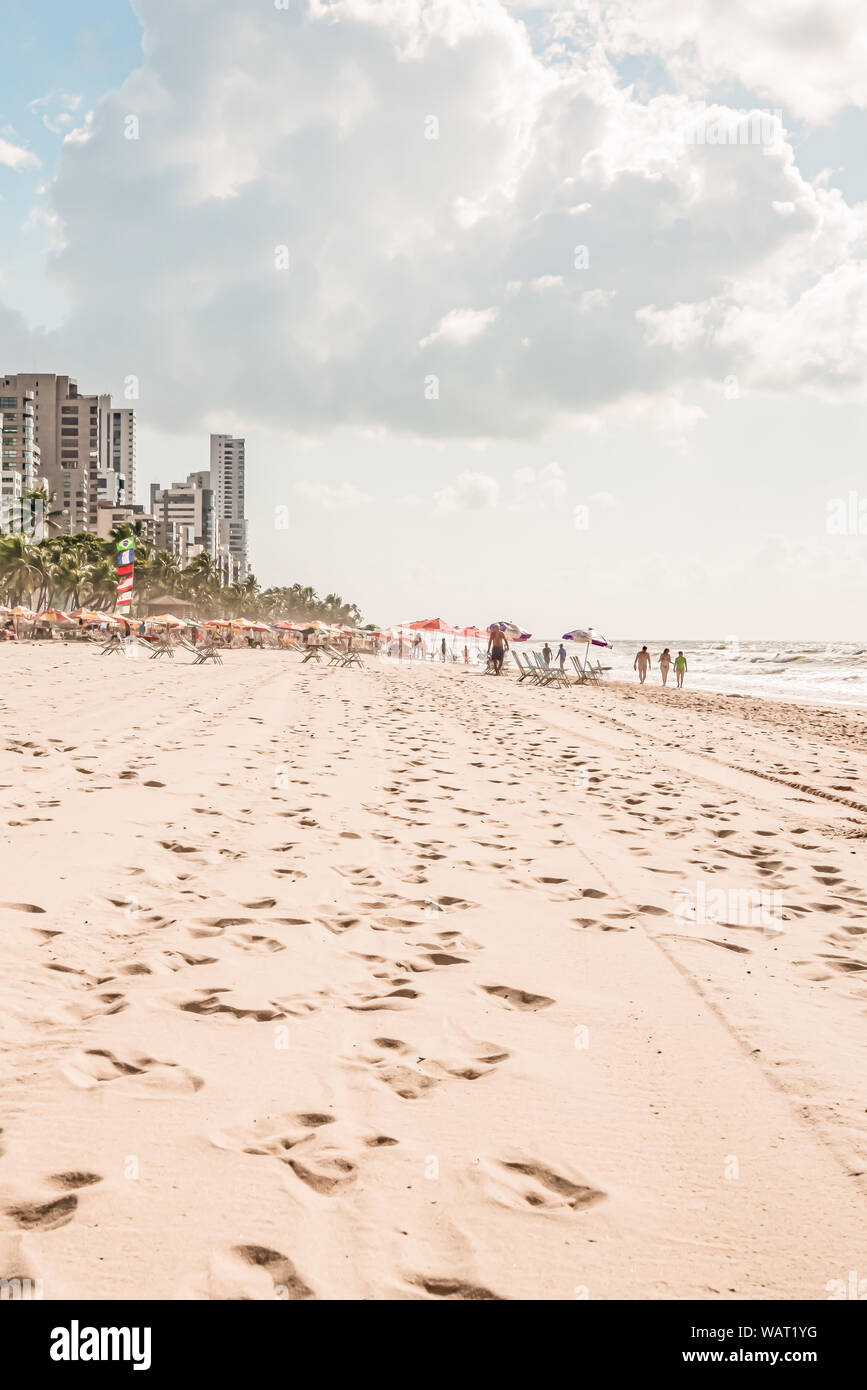 Strand Boa Viagem, Recife, Pernambuco, Brasilien - Juni, 2019: Blauer Himmel Tag am Strand am frühen Morgen mit den Füßen im Sand. Stockfoto