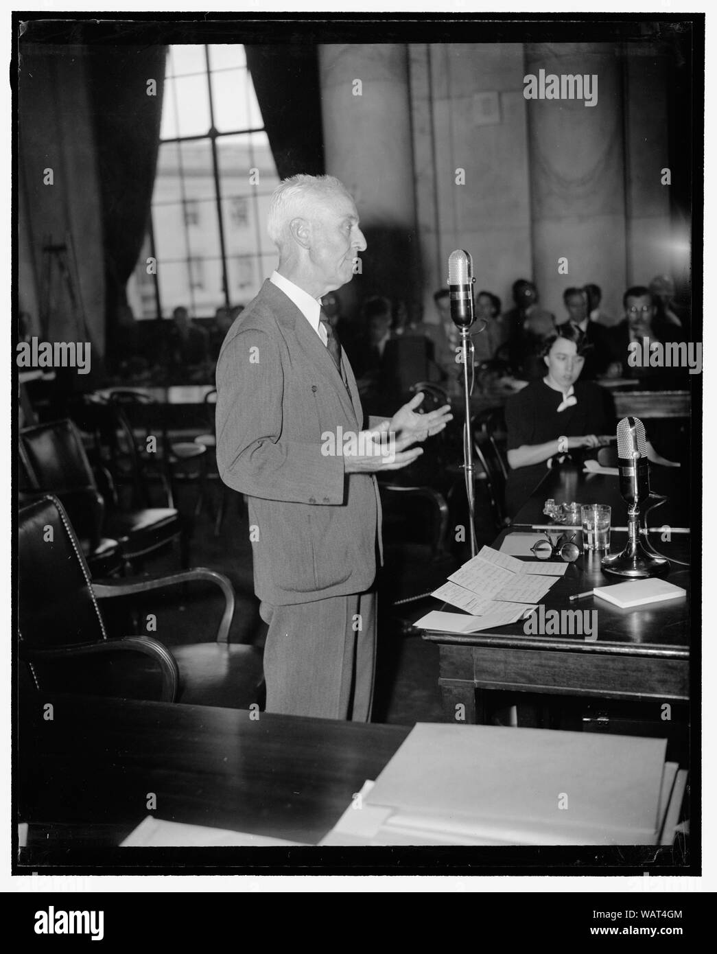 Dun & Bradstreet Kopf sagt, Kleine und mittlere Unternehmen sind Stabilisatoren in der nationalen Wirtschaft. Washington, D.C., den 25. Mai. Arthur Whitside, Präsident von Dun&Bradstreet von New York City, erklärte das Monopol der Ausschuss heute, dass kleine Unternehmen waren die 'stabilizers' in die Wirtschaft der Nation, weil sie leicht ihre finanzielle Struktur ändern könnte Bedingungen zu erfüllen. 'Sound Wirtschaft", sagte er, "ist absolut unmöglich, es sei denn, ein Mann in das Geschäft mit ein wenig Geld gehen kann." Er definiert 'Small Business' als einen Wert von $ 25.000 bis $ 75.000 Stockfoto