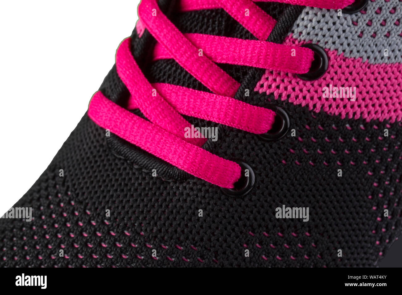 Ein Fragment eines schwarzen Sneaker mit rosa Spitzen close-up. Sneaker Textur Stockfoto