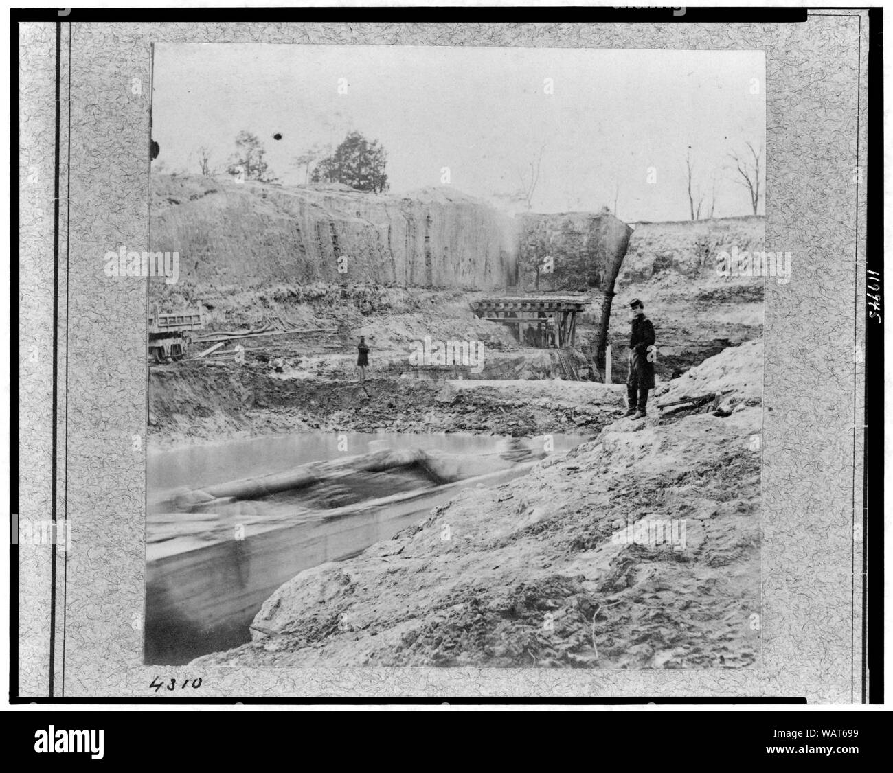 Niederländische Lücke Kanal [...] November 1864, während Kanal war die Abstrakte gegraben werden: Soldat stehend auf Felsen von Canal. Stockfoto