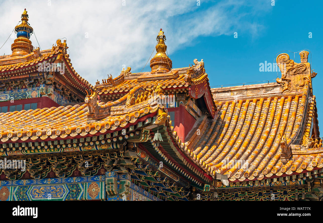 Architektur auf dem Dach des Yonghe Tempel oder Lama Tempel auf einem sonnigen Sommertag in Peking, China. Stockfoto