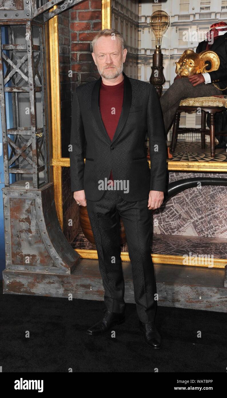 Los Angeles, CA. 21 Aug, 2019. Andrew Gower in der Ankunftshalle für Karneval Reihe Serie Premiere auf Amazon Prime, TCL Chinese Theatre (ehemals Grauman's), Los Angeles, CA August 21, 2019. Credit: Elizabeth Goodenough/Everett Collection/Alamy leben Nachrichten Stockfoto