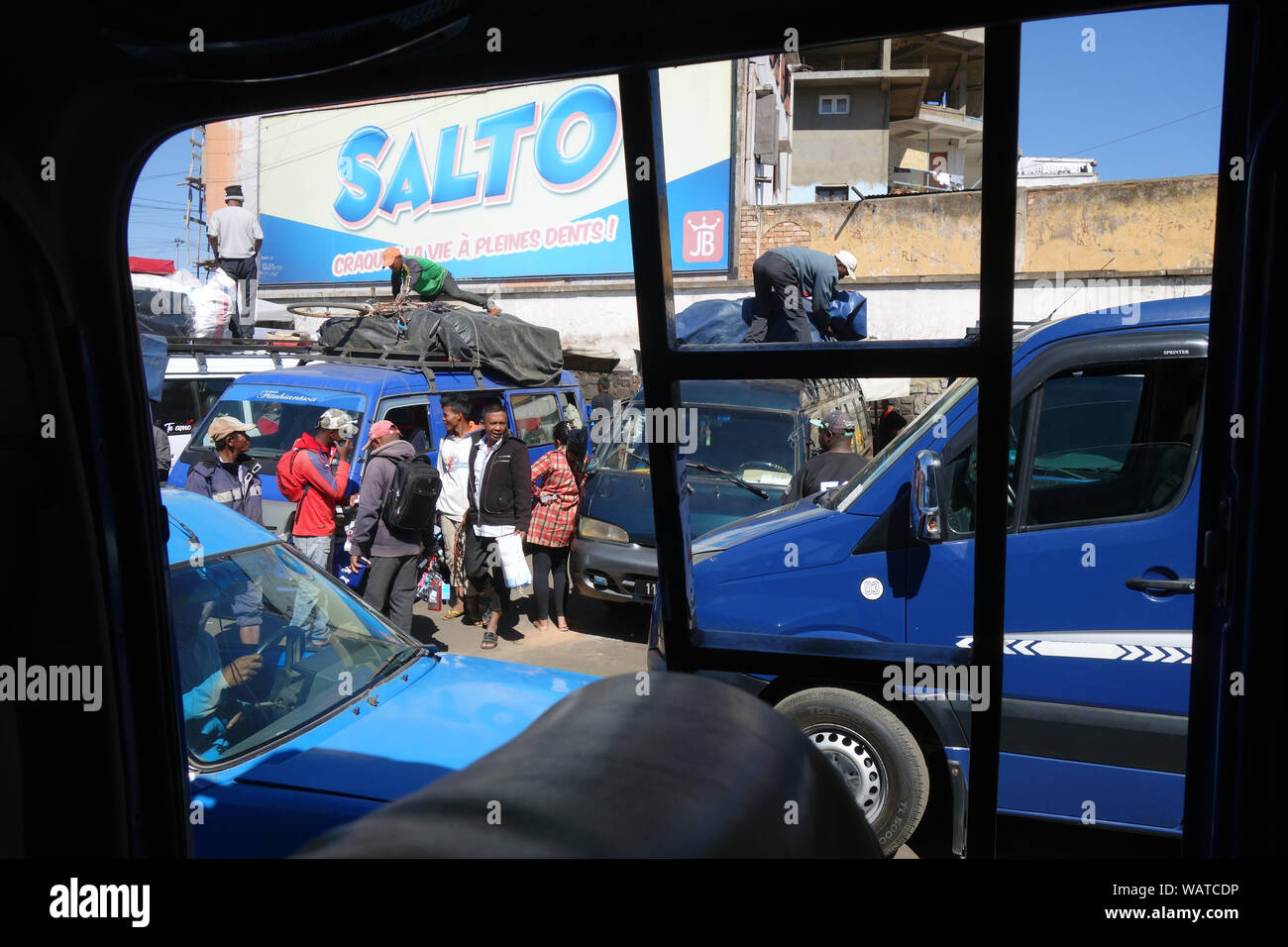 Besetzt den öffentlichen Verkehr Austausch mit vielen Menschen und Taxi-brousses, Gare Routiere Ampasampito, Antananarivo, Madagaskar. Keine PR oder MR. Stockfoto