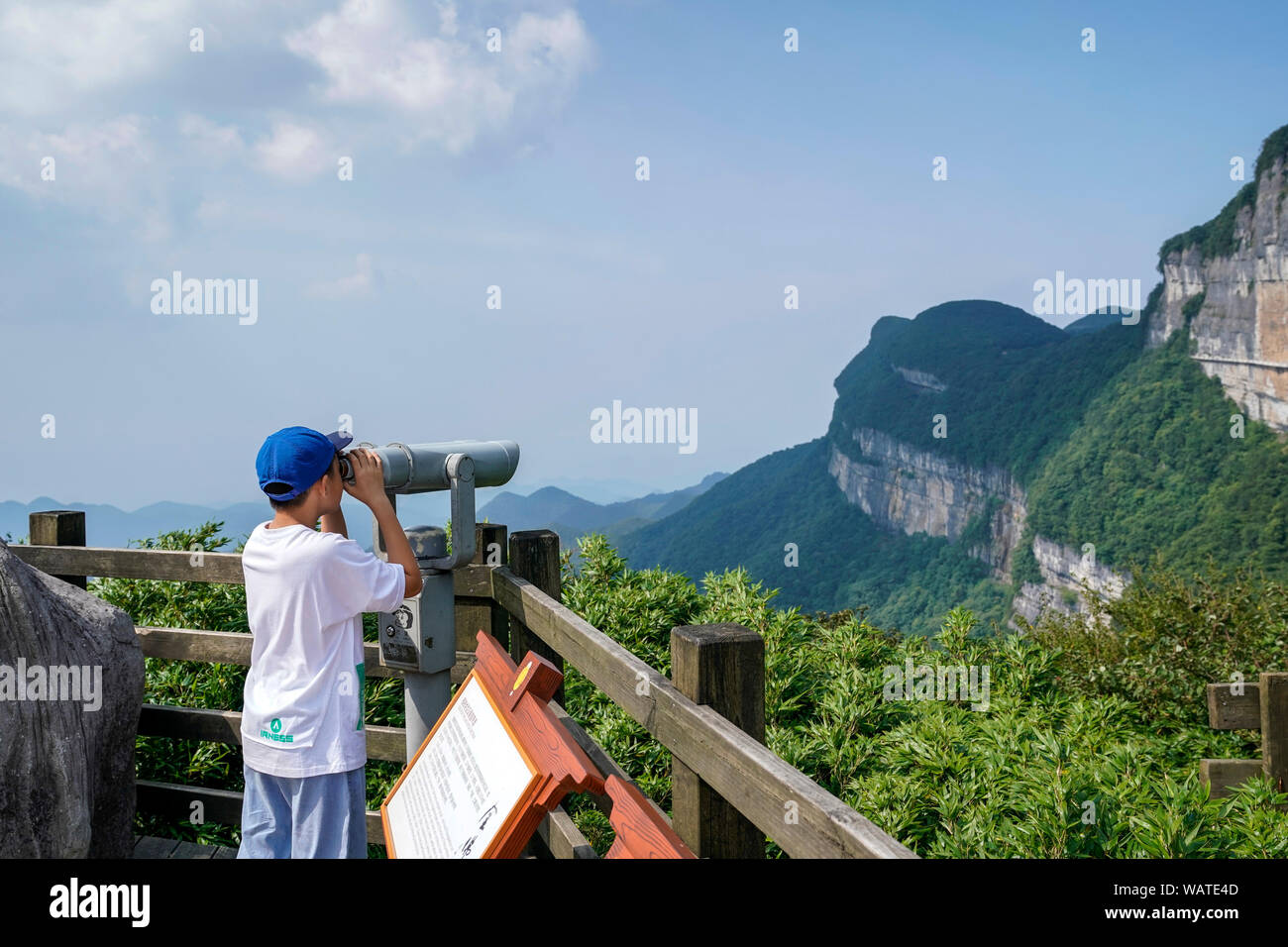 Chongqing. 20 Aug, 2019. Touristen besuchen das Gold Buddha Berg malerischen Ort im Südwesten Chinas Chongqing, Nov. 20, 2019. Credit: Liu Chan/Xinhua/Alamy leben Nachrichten Stockfoto