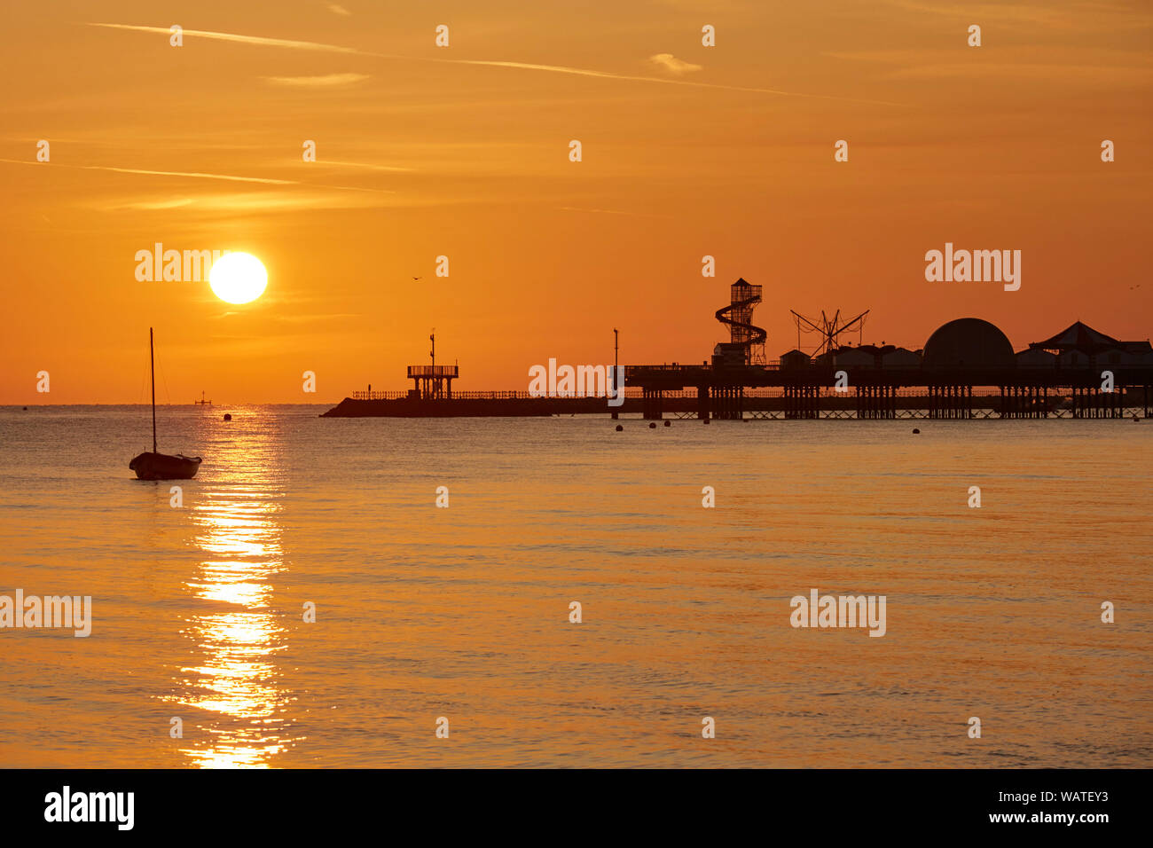 Herne Bay, Kent, Großbritannien. 22. August 2019: BRITISCHE Wetter. Sonnenaufgang in Herne Bay, da die Temperaturen für die Bank Holiday Wochenende eingestellt sind, die in den hohen 20er Jahre anzusteigen. Credit: Alan Payton/Alamy leben Nachrichten Stockfoto