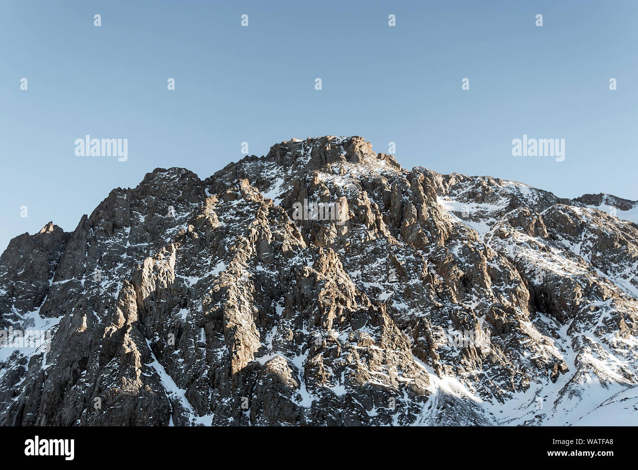 Wandern in Zentralasien Berge. Hintergrund der verschneiten Berghang. Winter Berglandschaft. Toning. Stockfoto