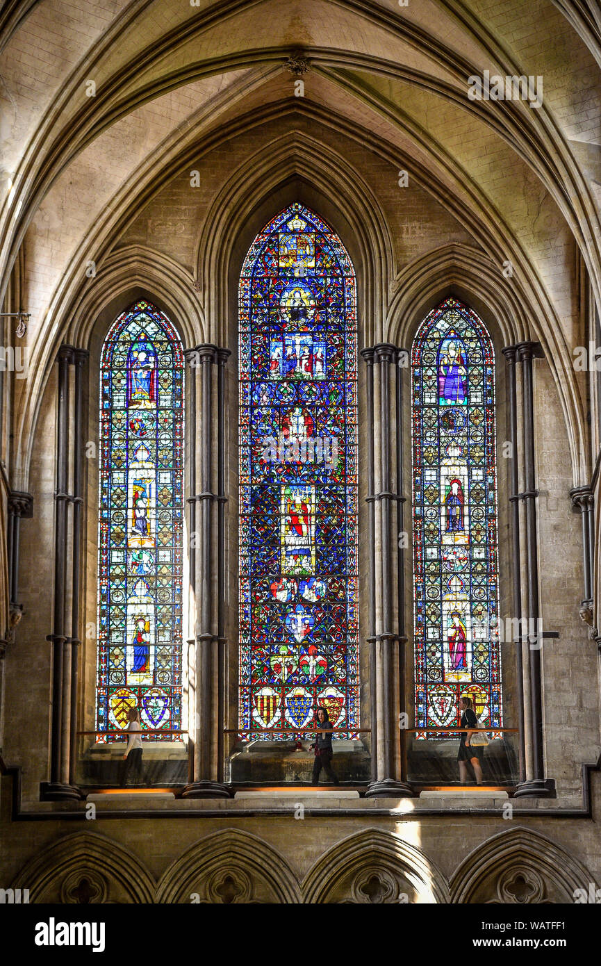 Menschen gehen vorbei an der West Fenster in der Kathedrale von Salisbury Turm Tour, wo die Besucher auf der Basis der 123 Meter hohe Turm geführt werden, Klettern 332 hauptsächlich Spirale Schritte, durch die gewölbten Dach Platz, vorbei an mittelalterlichen Glasmalereien und über das Innenleben der Kathedrale aus dem 13. Jahrhundert. Stockfoto