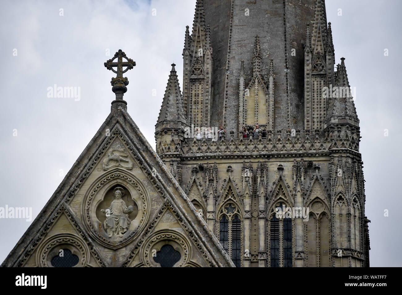 Menschen auf der west Balkon in Salisbury in der Kathedrale von Salisbury Turm Tour, wo die Besucher auf der Basis der 123 Meter hohe Turm geführte sind, Klettern 332 hauptsächlich Spirale Schritte, durch die gewölbten Dach Platz, vorbei an mittelalterlichen Glasmalereien und über das Innenleben der Kathedrale aus dem 13. Jahrhundert. Stockfoto