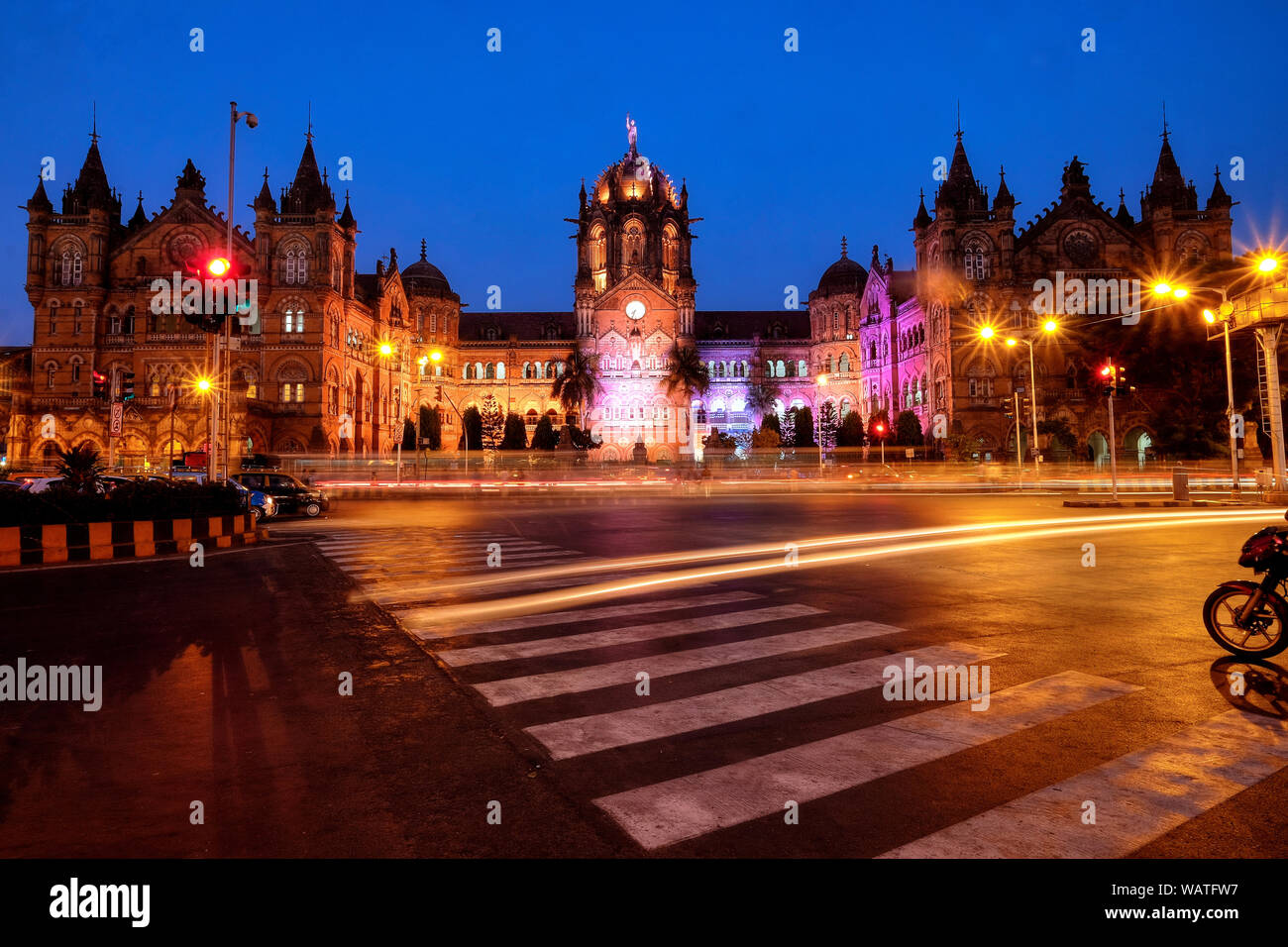 Abenddämmerung an einem beleuchteten Chhatrapati Shivaji Maharaj Terminus (CSMT), der verkehrsreichste Bahnhof in Mumbai, Indien, und ein UNESCO-Weltkulturerbe Stockfoto