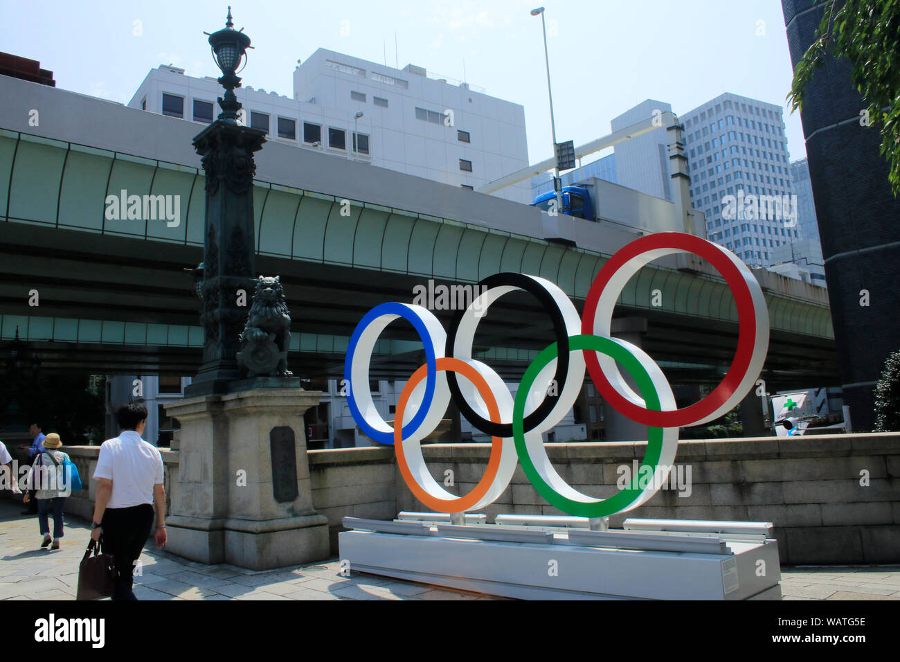 Die Olympischen Ringe auf der Nihonbashi Brücke angezeigt ein Jahr weg von der Olympischen Spiele und der Paralympischen Spiele 2020 in Tokio markiert. Nihonbashi, Tokio. Stockfoto