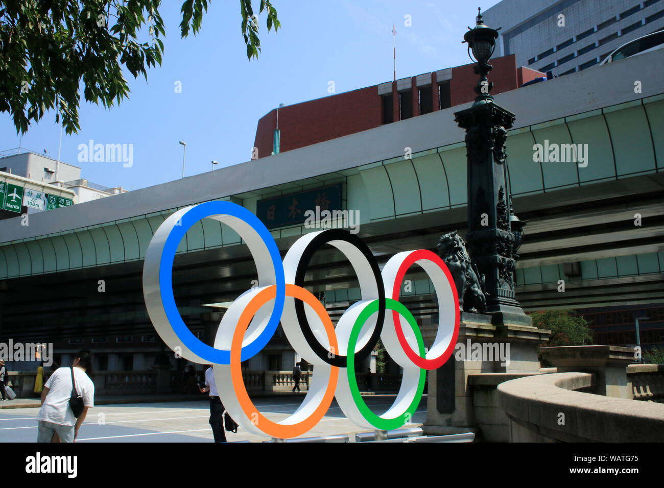 Die Olympischen Ringe auf der Nihonbashi Brücke angezeigt ein Jahr weg von der Olympischen Spiele und der Paralympischen Spiele 2020 in Tokio markiert. Nihonbashi, Tokio. Stockfoto