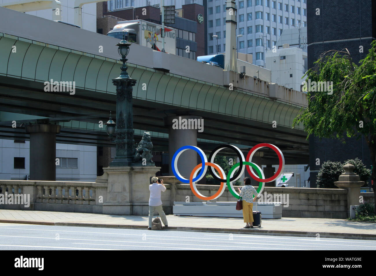 Die Olympischen Ringe auf der Nihonbashi Brücke angezeigt ein Jahr weg von der Olympischen Spiele und der Paralympischen Spiele 2020 in Tokio markiert. Nihonbashi, Tokio. Stockfoto