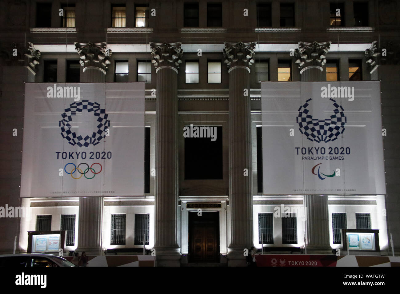 Das Display mit der Tokyo Olympischen und Paralympischen Logos werden in Tokyo ein Jahr weg von der Olympischen Spiele 2020. Stockfoto