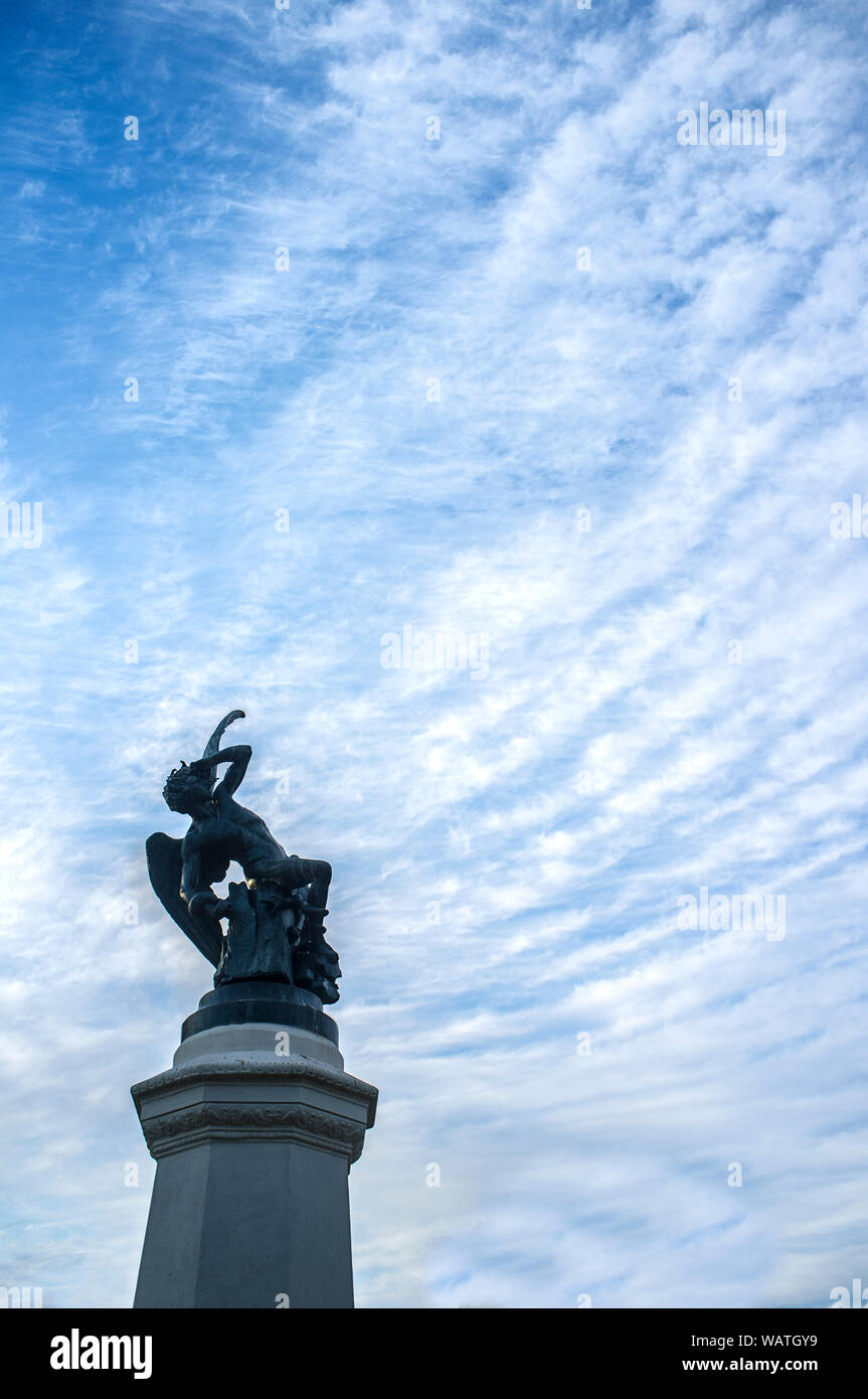 Der Brunnen der gefallene Engel (Fuente del Angel Caido) oder Denkmal der gefallenen Engel, ein Highlight des Parque del Buen Retiro in Madrid, Spanien Stockfoto