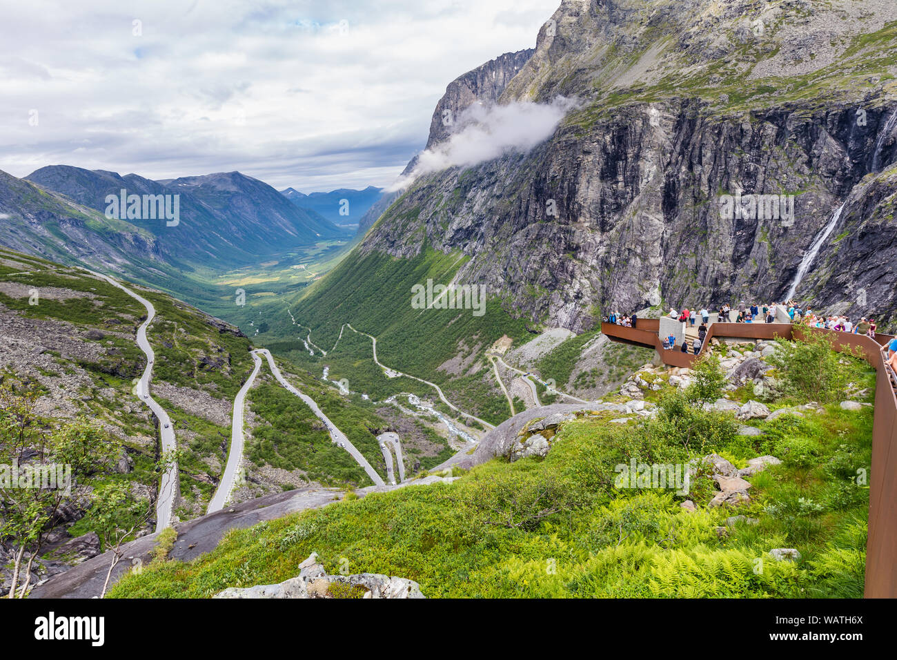 Trollstigen mountain Aussichtspunkt und Pass entlang der malerischen Route Geiranger Trollstigen Mehr og Romsdal County in Norwegen Stockfoto