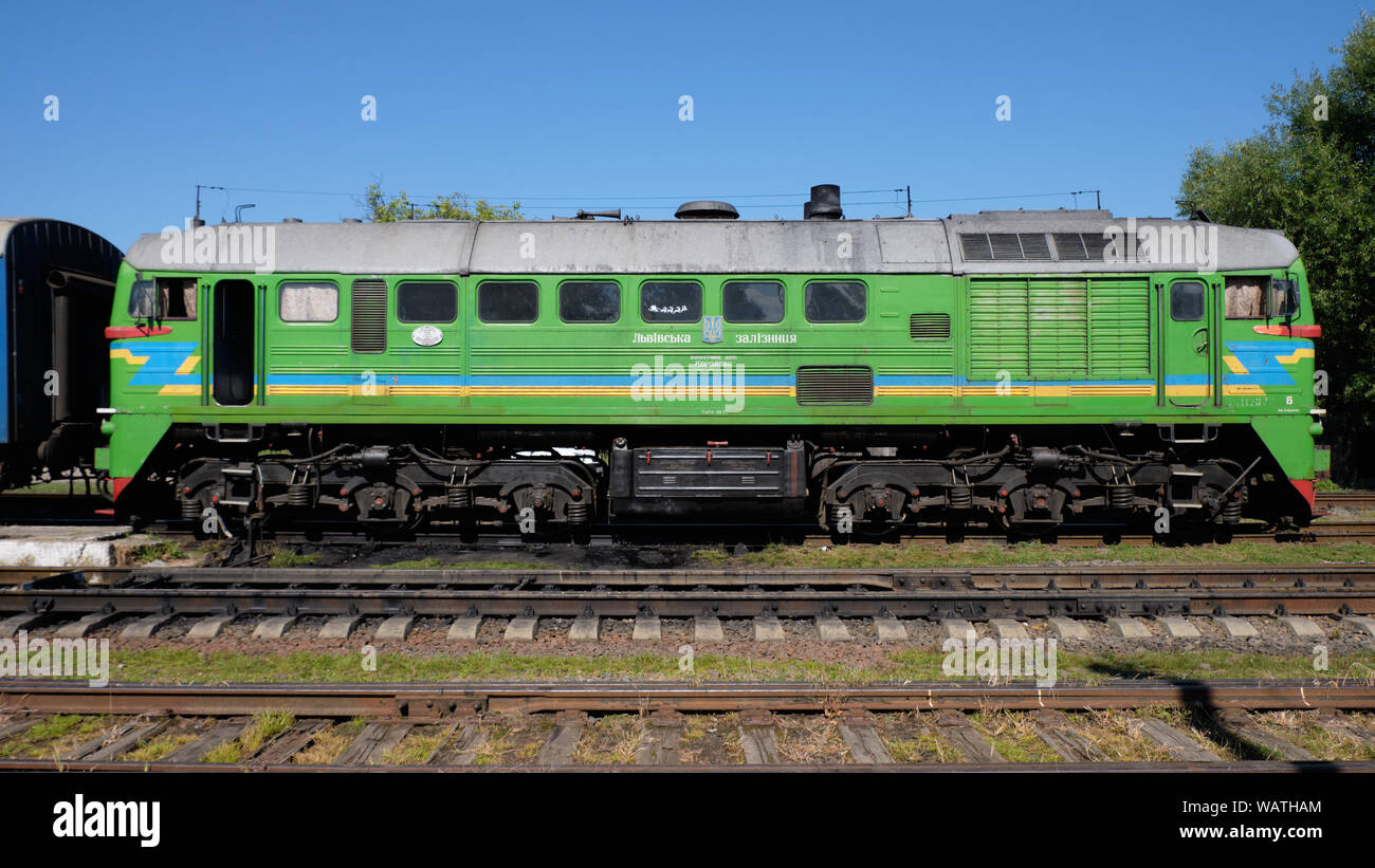 Seitenansicht der Ukrainischen M 62 Lokomotive am Bahnsteig. Solotvino, Ukraine - August 19, 2019 Stockfoto