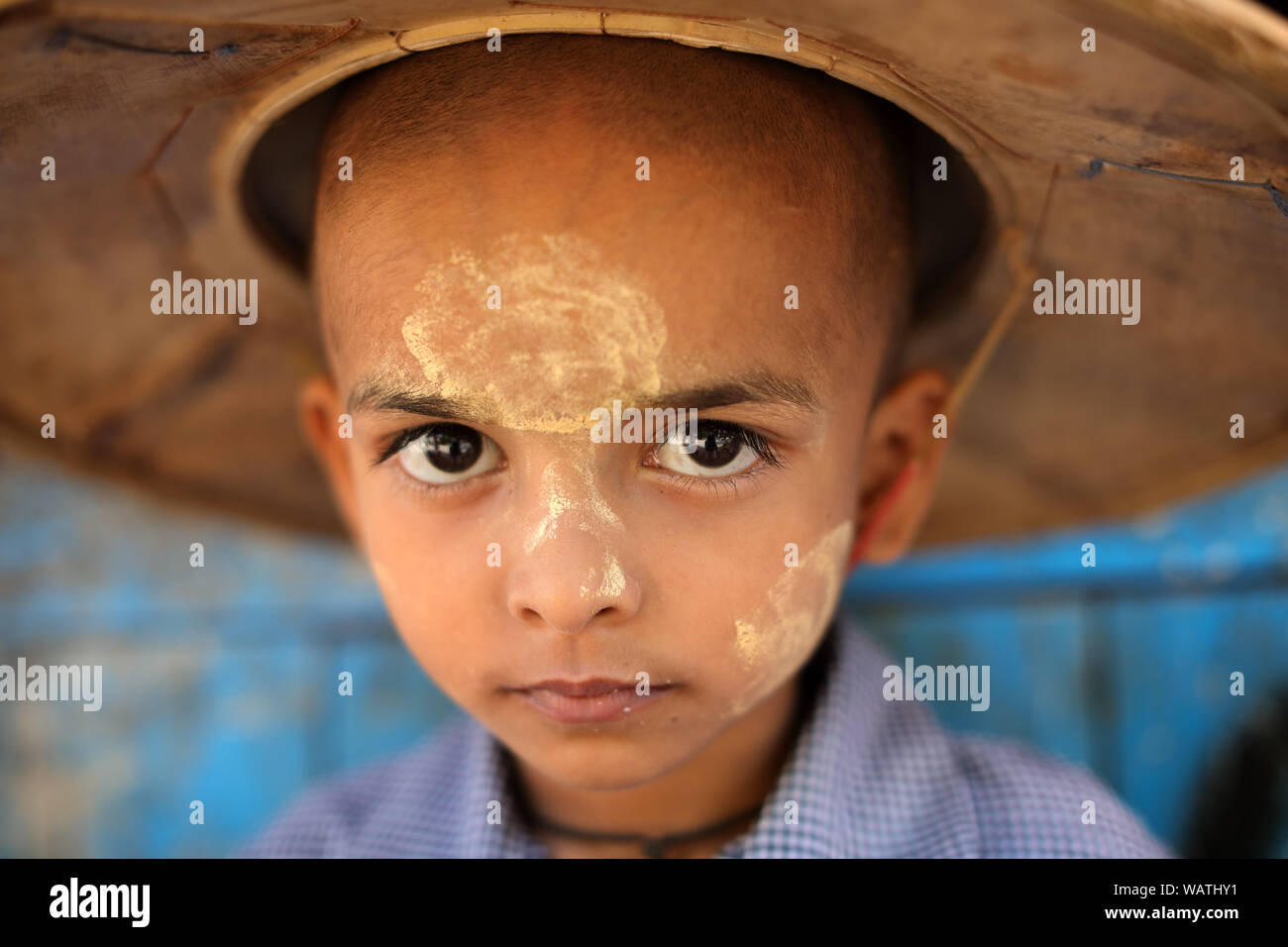 Birmanischer Junge mit Thanaka in Mandalay, Myanmar (Birma) Stockfoto