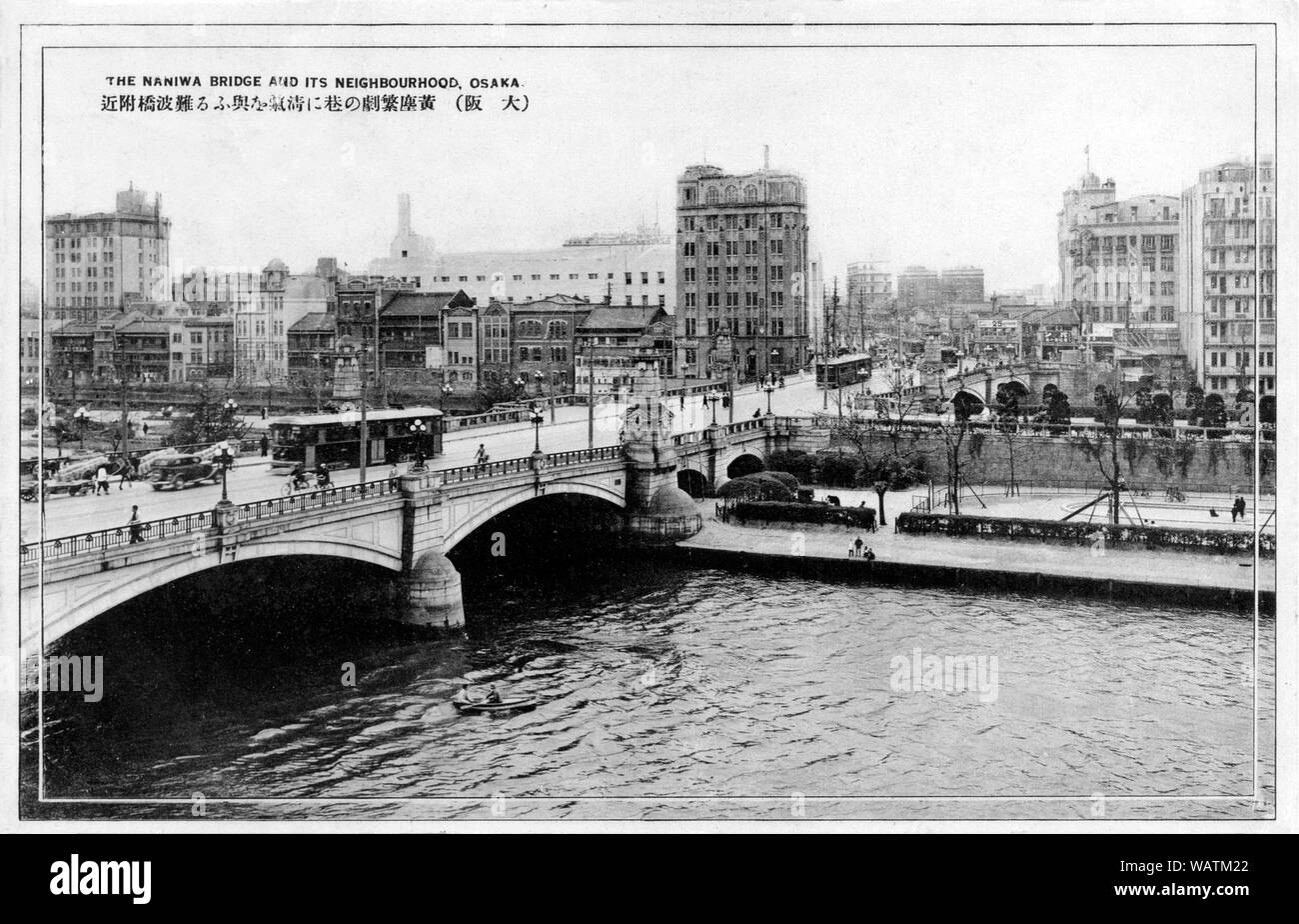 [1930er Jahre Japan - Moderne Brücke aus Stein in Osaka] - Naniwa Brücke in Osaka. Die Brücke überspannt den Alten Yodo Fluss und wurde 1915 abgeschlossen. Naniwa Brücke wurde vor allem für seine Strassenlaternen und Statuen von Löwen bekannt. Es kennzeichnete beeindruckende Steintreppe führt zu Nakanoshima Island und die Waterfront Park, die im Bau war zu der Zeit die Brücke gebaut wurde. Sie steht noch und ist eine der ältesten Brücken im westlichen Stil in Japan. 20. jahrhundert alte Ansichtskarte. Stockfoto
