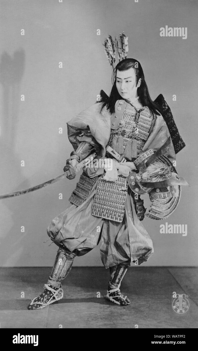 [1930er Jahre Japan - Takarazuka Schauspielerin] - Schauspielerin am Takarazuka Gekidan (takarazuka Review). Takarazuka Gekidan ist ein alle weiblichen Theater troupe, mit Frauen spielen auch die Rollen der Männer, mit extrem treuen Fans. Es wurde 1913 als Takarazuka Chor gegründet von Geschäftsmann und Minister Ichizo Kobayashi (1873-1957). Ihren ersten Auftritt im Jahr 1914 war ein großer Erfolg und sie zogen ein immer größeres Publikum. Der aktuelle Name wurde 1940 angenommen. 20. jahrhundert alte Ansichtskarte. Stockfoto