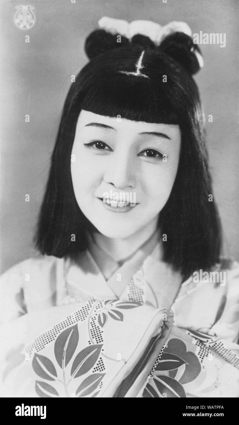 [1930er Jahre Japan - Takarazuka Schauspielerin] - Schauspielerin am Takarazuka Gekidan (takarazuka Review). Takarazuka Gekidan ist ein alle weiblichen Theater troupe, mit Frauen spielen auch die Rollen der Männer, mit extrem treuen Fans. Es wurde 1913 als Takarazuka Chor gegründet von Geschäftsmann und Minister Ichizo Kobayashi (1873-1957). Ihren ersten Auftritt im Jahr 1914 war ein großer Erfolg und sie zogen ein immer größeres Publikum. Der aktuelle Name wurde 1940 angenommen. 20. jahrhundert alte Ansichtskarte. Stockfoto
