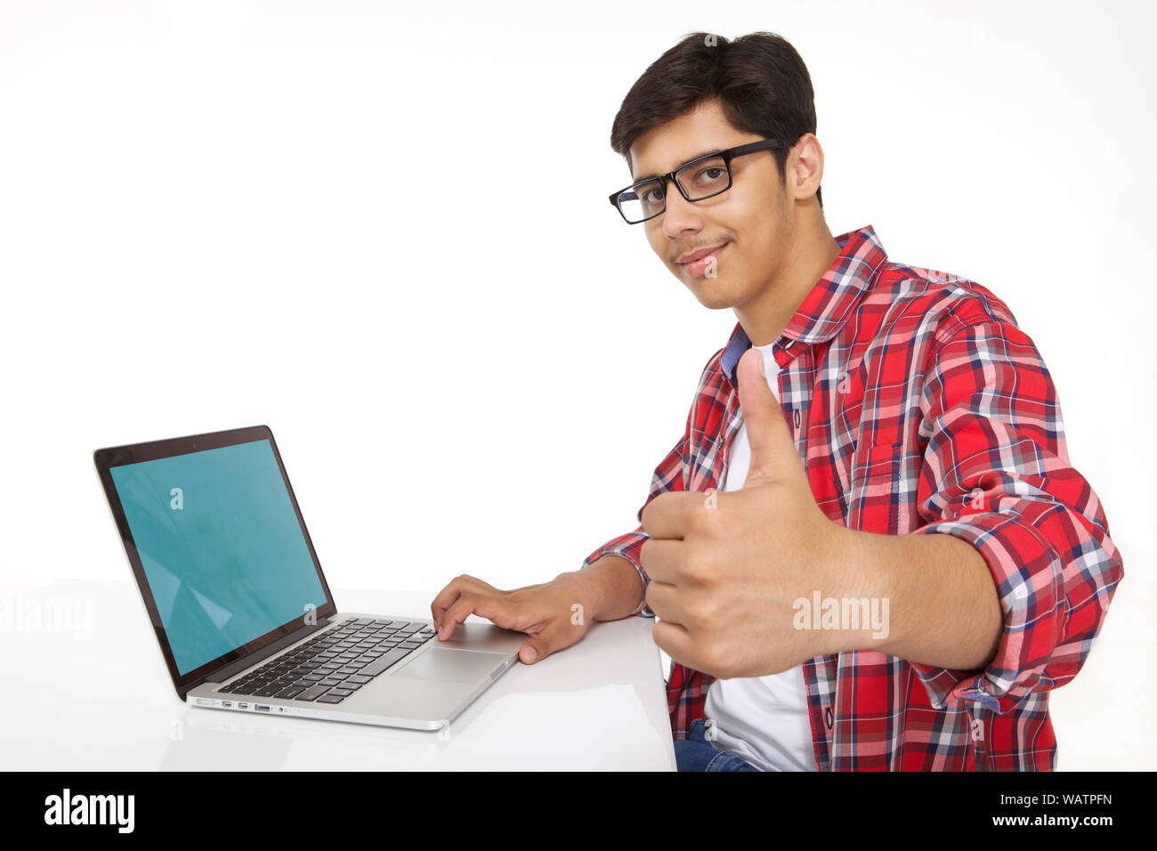 College Student arbeiten an einem Laptop und geben Daumen nach oben Stockfoto