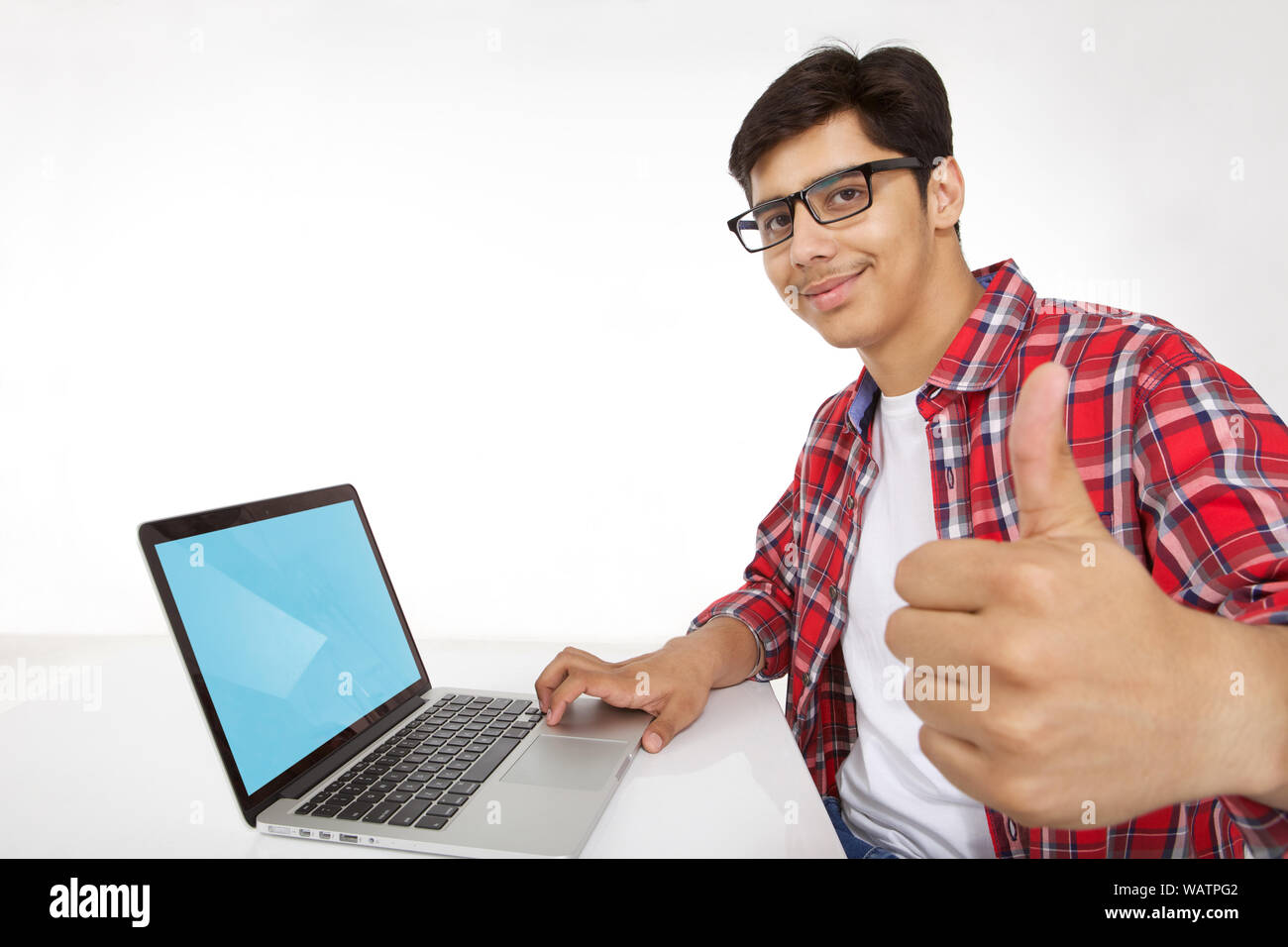 College Student arbeiten an einem Laptop und geben Daumen nach oben Stockfoto