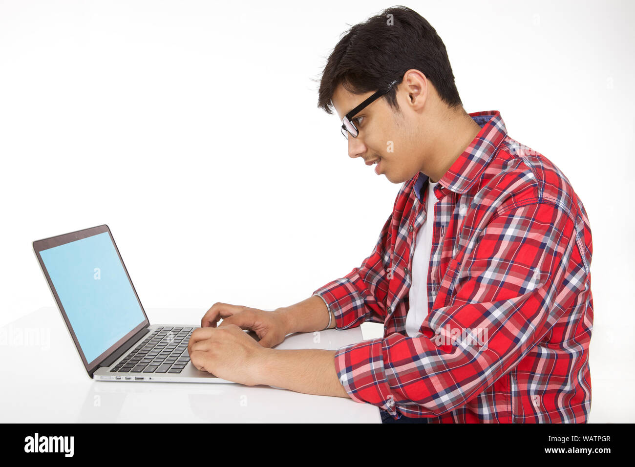 College-Student, der an einem Laptop arbeitet Stockfoto