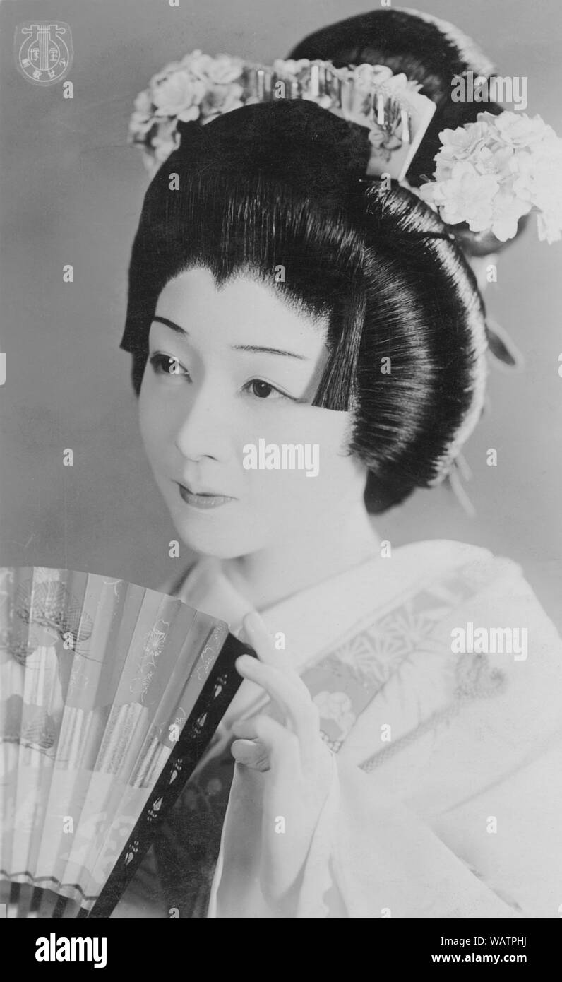 [1930er Jahre Japan - Takarazuka Schauspielerin] - Schauspielerin am Takarazuka Gekidan (takarazuka Review). Takarazuka Gekidan ist ein alle weiblichen Theater troupe, mit Frauen spielen auch die Rollen der Männer, mit extrem treuen Fans. Es wurde 1913 als Takarazuka Chor gegründet von Geschäftsmann und Minister Ichizo Kobayashi (1873-1957). Ihren ersten Auftritt im Jahr 1914 war ein großer Erfolg und sie zogen ein immer größeres Publikum. Der aktuelle Name wurde 1940 angenommen. 20. jahrhundert alte Ansichtskarte. Stockfoto