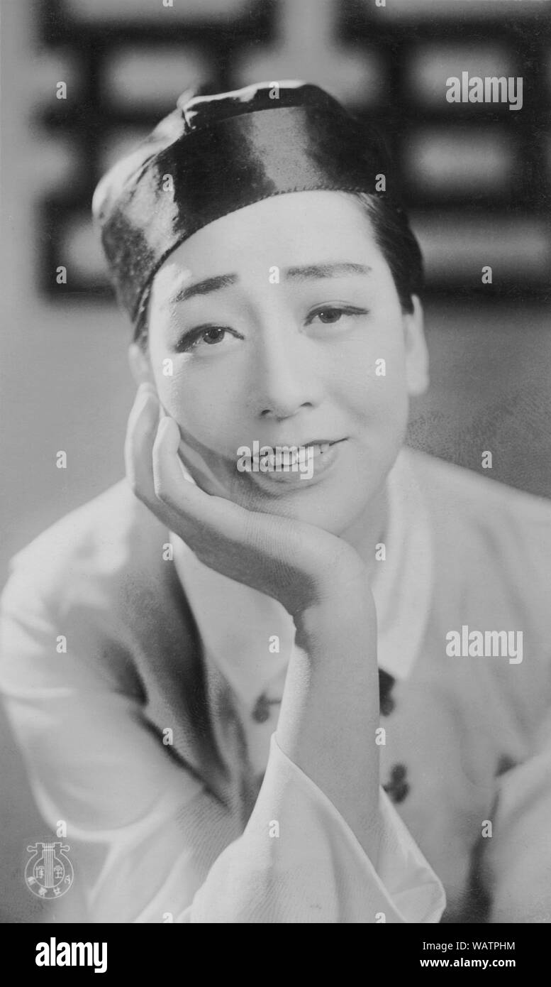 [1930er Jahre Japan - Takarazuka Schauspielerin] - Schauspielerin am Takarazuka Gekidan (takarazuka Review). Takarazuka Gekidan ist ein alle weiblichen Theater troupe, mit Frauen spielen auch die Rollen der Männer, mit extrem treuen Fans. Es wurde 1913 als Takarazuka Chor gegründet von Geschäftsmann und Minister Ichizo Kobayashi (1873-1957). Ihren ersten Auftritt im Jahr 1914 war ein großer Erfolg und sie zogen ein immer größeres Publikum. Der aktuelle Name wurde 1940 angenommen. 20. jahrhundert alte Ansichtskarte. Stockfoto