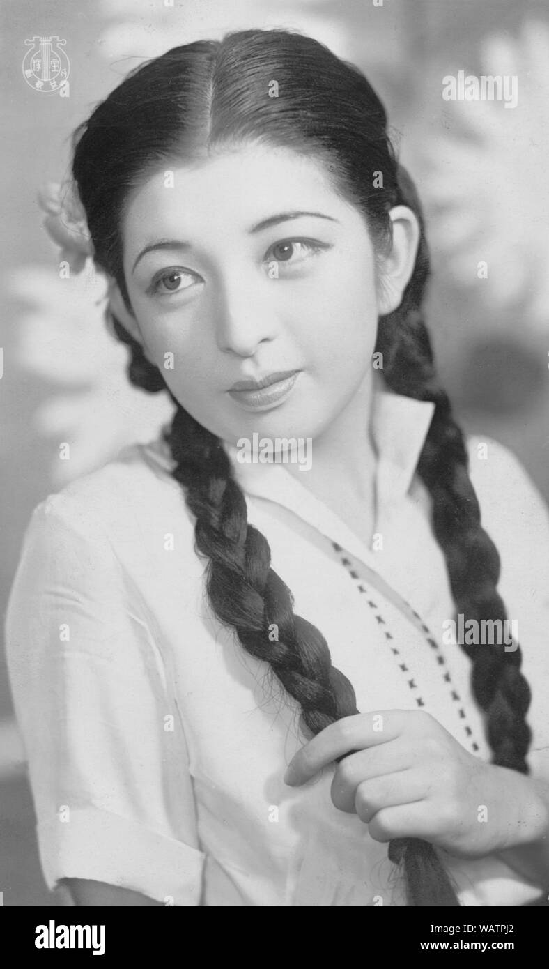 [1930er Jahre Japan - Takarazuka Schauspielerin] - Schauspielerin am Takarazuka Gekidan (takarazuka Review). Takarazuka Gekidan ist ein alle weiblichen Theater troupe, mit Frauen spielen auch die Rollen der Männer, mit extrem treuen Fans. Es wurde 1913 als Takarazuka Chor gegründet von Geschäftsmann und Minister Ichizo Kobayashi (1873-1957). Ihren ersten Auftritt im Jahr 1914 war ein großer Erfolg und sie zogen ein immer größeres Publikum. Der aktuelle Name wurde 1940 angenommen. 20. jahrhundert alte Ansichtskarte. Stockfoto