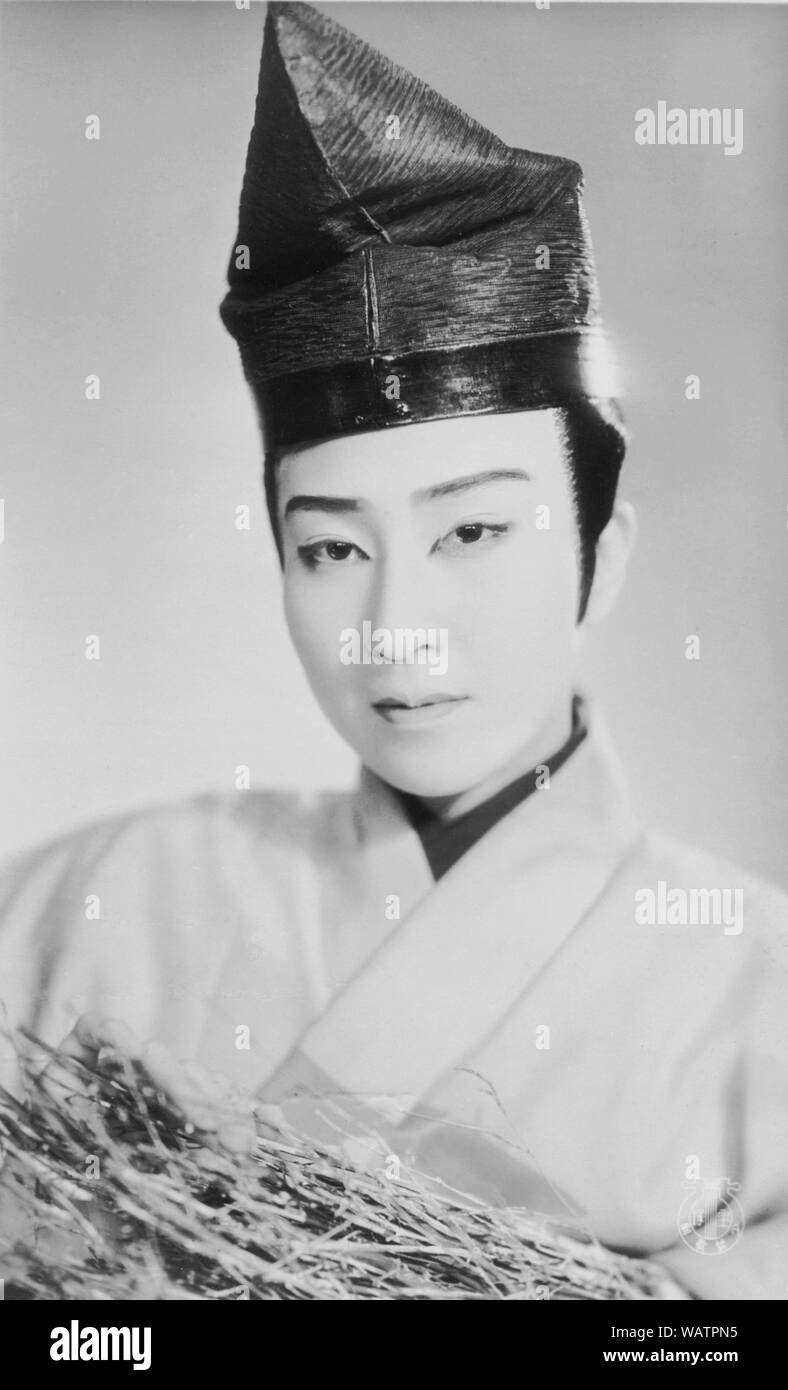 [1930er Jahre Japan - Takarazuka Schauspielerin] - Schauspielerin am Takarazuka Gekidan (takarazuka Review). Takarazuka Gekidan ist ein alle weiblichen Theater troupe, mit Frauen spielen auch die Rollen der Männer, mit extrem treuen Fans. Es wurde 1913 als Takarazuka Chor gegründet von Geschäftsmann und Minister Ichizo Kobayashi (1873-1957). Ihren ersten Auftritt im Jahr 1914 war ein großer Erfolg und sie zogen ein immer größeres Publikum. Der aktuelle Name wurde 1940 angenommen. 20. jahrhundert alte Ansichtskarte. Stockfoto