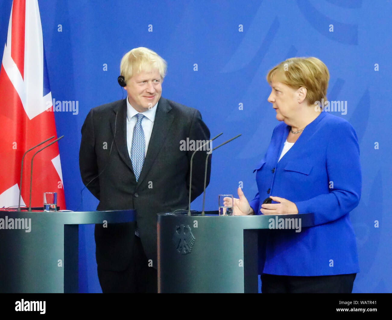 Der britische Premierminister Boris Johnson und die deutsche Bundeskanzlerin Angela Merkel halten eine Nachrichten Konferenz über Brexit in Berlin Stockfoto