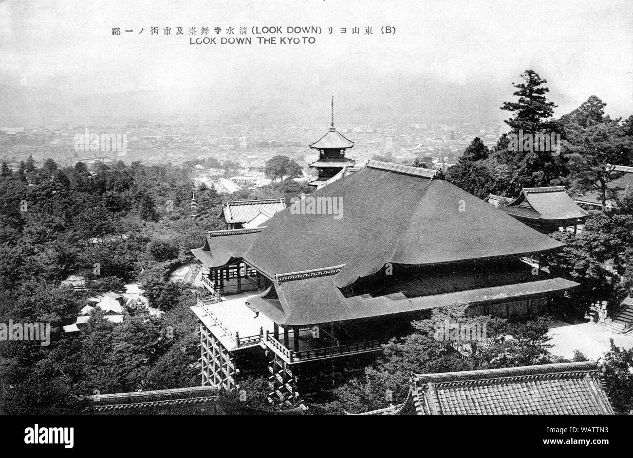 [1920s Japan - Kiyomizudera Tempel, Kyoto] - Otowa-san Kiyomizudera buddhistische Tempel in Kyoto im Osten von Kyoto, Japan. Im Jahre 1633 erbaute Tempel Termine wirklich zurück auf 798. Der Tempel erhielt seinen Namen ('Wasser') aus der Wasserfall in der Tempelanlage. 20. jahrhundert alte Ansichtskarte. Stockfoto