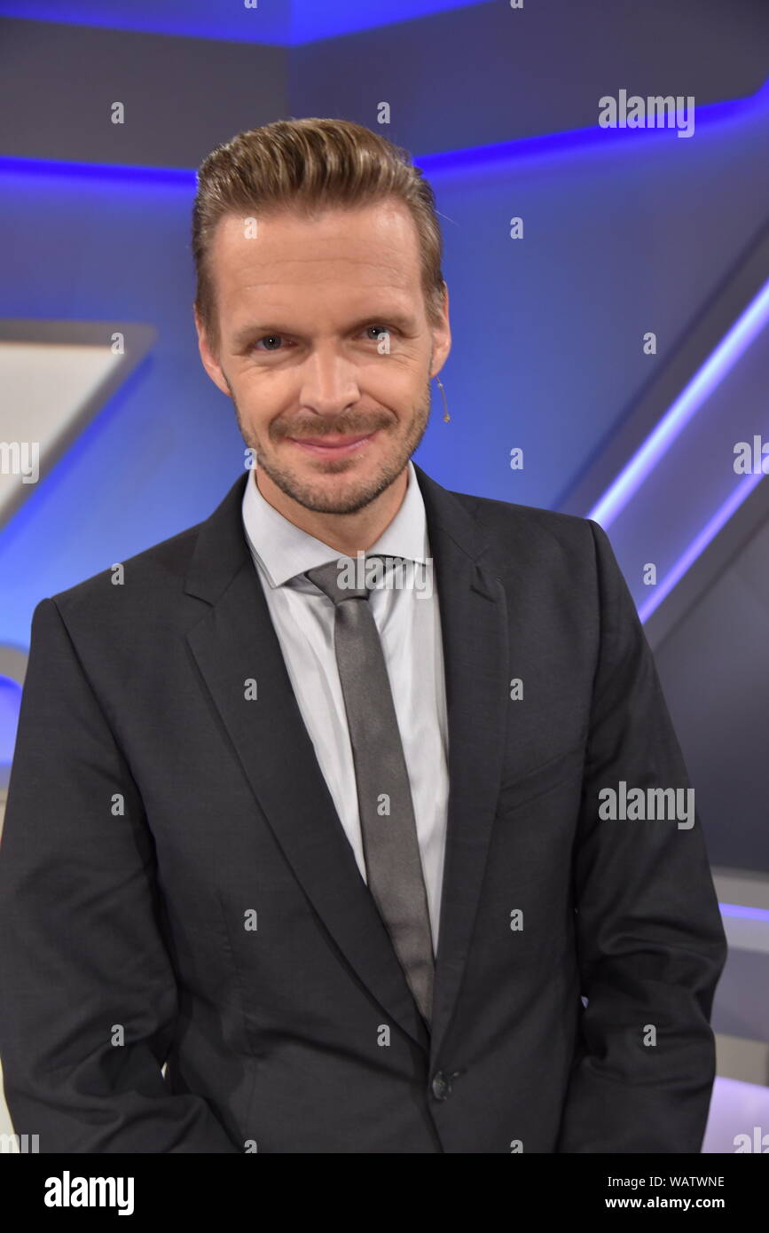 Köln, Deutschland. 21 Aug, 2019. Der Kabarettist Florian Schroeder ist ein Gast auf die ARD-Talkshow "maischberger. Der Woche 'Credit: Horst Galuschka/dpa/Horst Galuschka dpa/Alamy leben Nachrichten Stockfoto