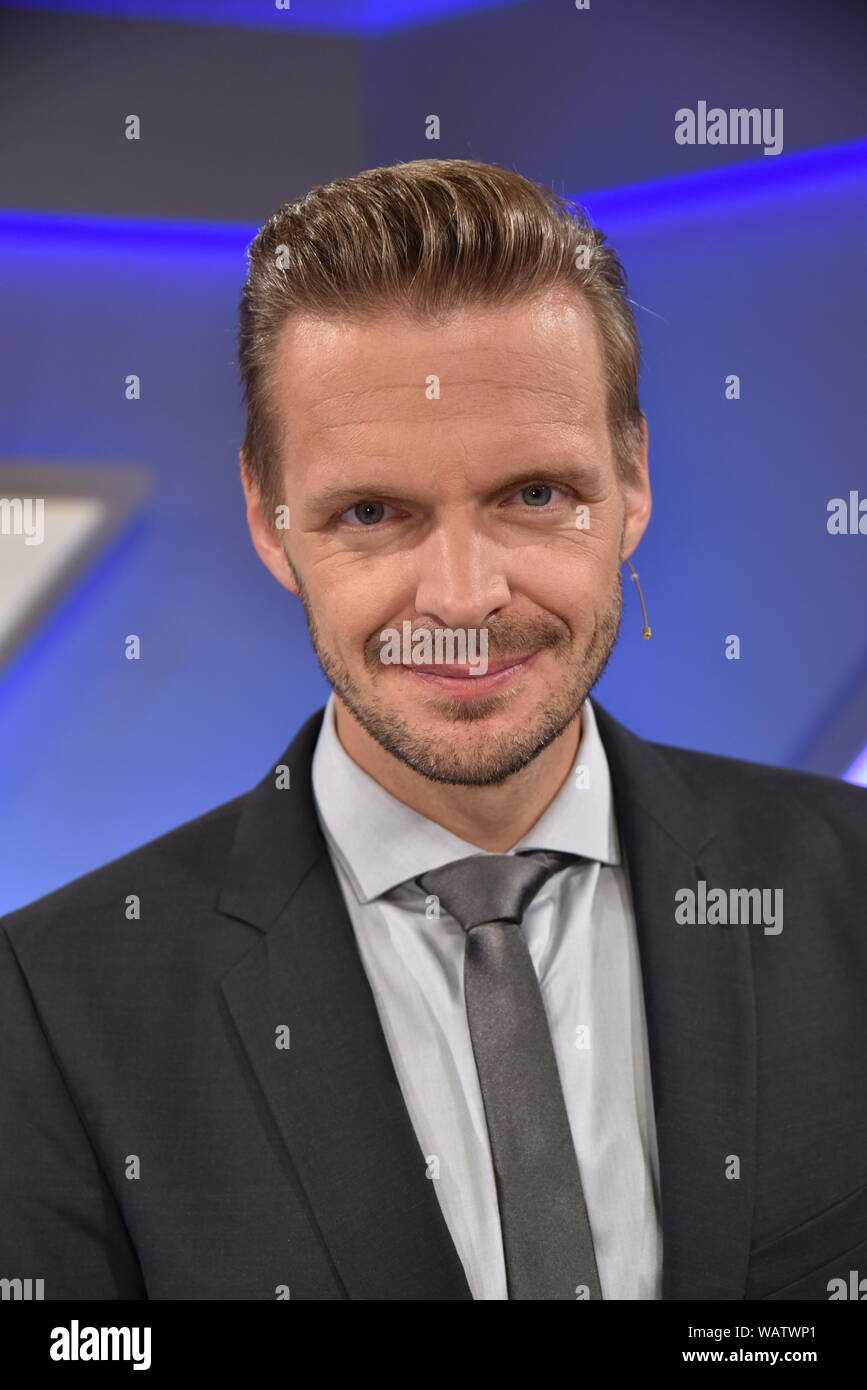 Köln, Deutschland. 21 Aug, 2019. Der Kabarettist Florian Schroeder ist ein Gast auf die ARD-Talkshow "maischberger. Der Woche 'Credit: Horst Galuschka/dpa/Horst Galuschka dpa/Alamy leben Nachrichten Stockfoto