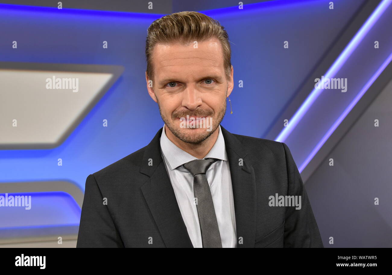 Köln, Deutschland. 21 Aug, 2019. Der Kabarettist Florian Schroeder ist ein Gast auf die ARD-Talkshow "maischberger. Der Woche 'Credit: Horst Galuschka/dpa/Horst Galuschka dpa/Alamy leben Nachrichten Stockfoto