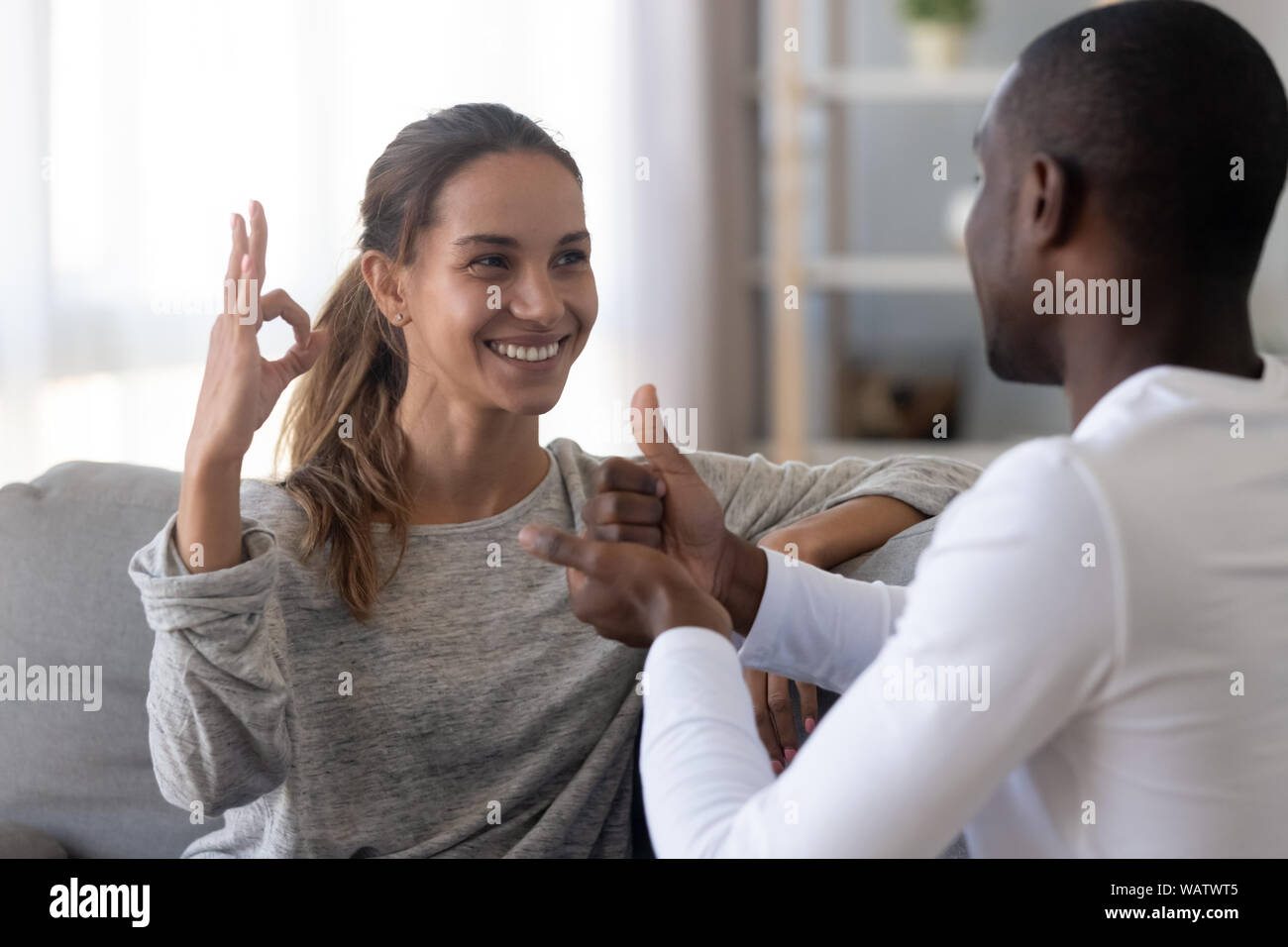 Happy gemischten Rasse tauben Paar mit Zeichensprache für die Kommunikation Stockfoto