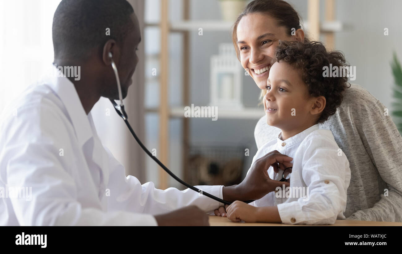 Afrikanische mann Kinderarzt halten Stethoskop Prüfung Kind junge Patienten Stockfoto