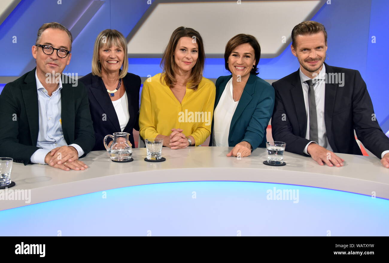 Köln, Deutschland. 21 Aug, 2019. Jan Fleischhauer, l-r, Cornelia Kupsch, Anja Reschke, Sandra Maischberger und Florian Schroeder als Gäste auf die ARD-Talkshow "maischberger. Der Woche 'Credit: Horst Galuschka/dpa/Horst Galuschka dpa/Alamy leben Nachrichten Stockfoto