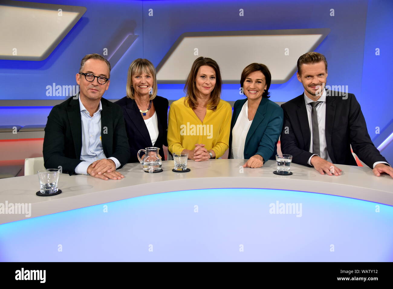 Köln, Deutschland. 21 Aug, 2019. Jan Fleischhauer, l-r, Cornelia Kupsch, Anja Reschke, Sandra Maischberger und Florian Schroeder als Gäste auf die ARD-Talkshow "maischberger. Der Woche 'Credit: Horst Galuschka/dpa/Horst Galuschka dpa/Alamy leben Nachrichten Stockfoto