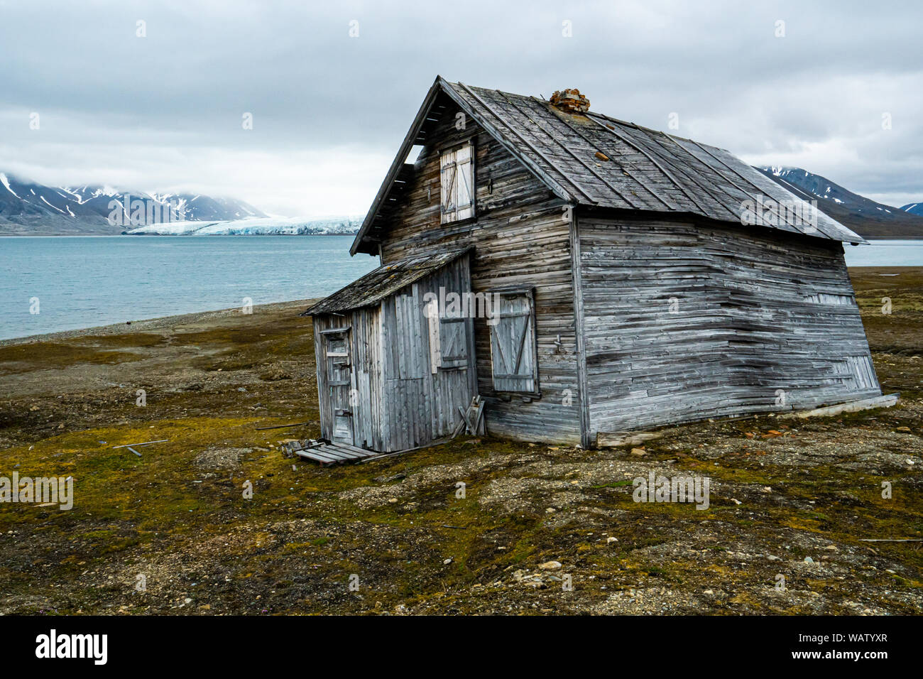 Walfang Hütte auf entfernten Arktischen Küste im Sommer. , Spitzbergen, Svalbard, Norwegen, Skandinavien Stockfoto Walfang Hütte auf entfernten Arktischen Küste im Sommer. , Spitzbergen, Svalbard, Norwegen, Skandinavien Stockfoto