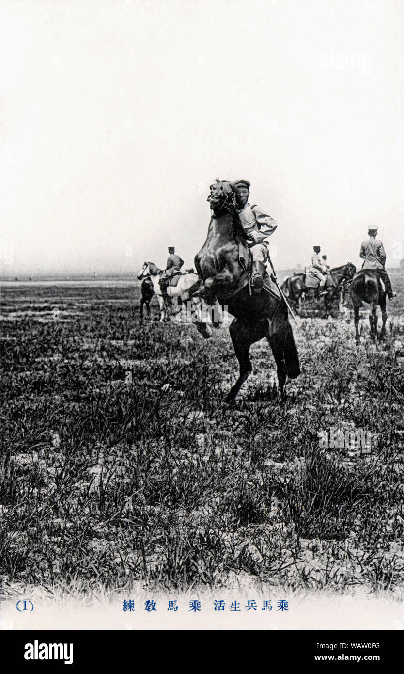 [1910s Japan - Japanische Kavallerie Praxis] - Japanische Kavallerie Praxis im Feld. 20. jahrhundert alte Ansichtskarte. Stockfoto