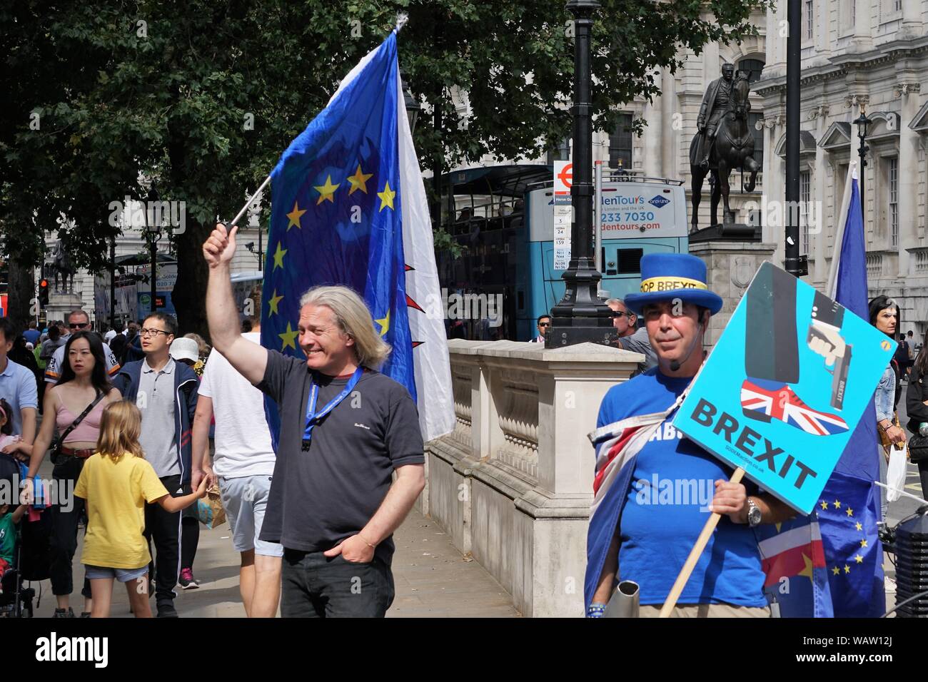 Anti-Brexit Aktivisten vor der Cabinet Office, London, Westminster, Großbritannien demonstrieren Stockfoto