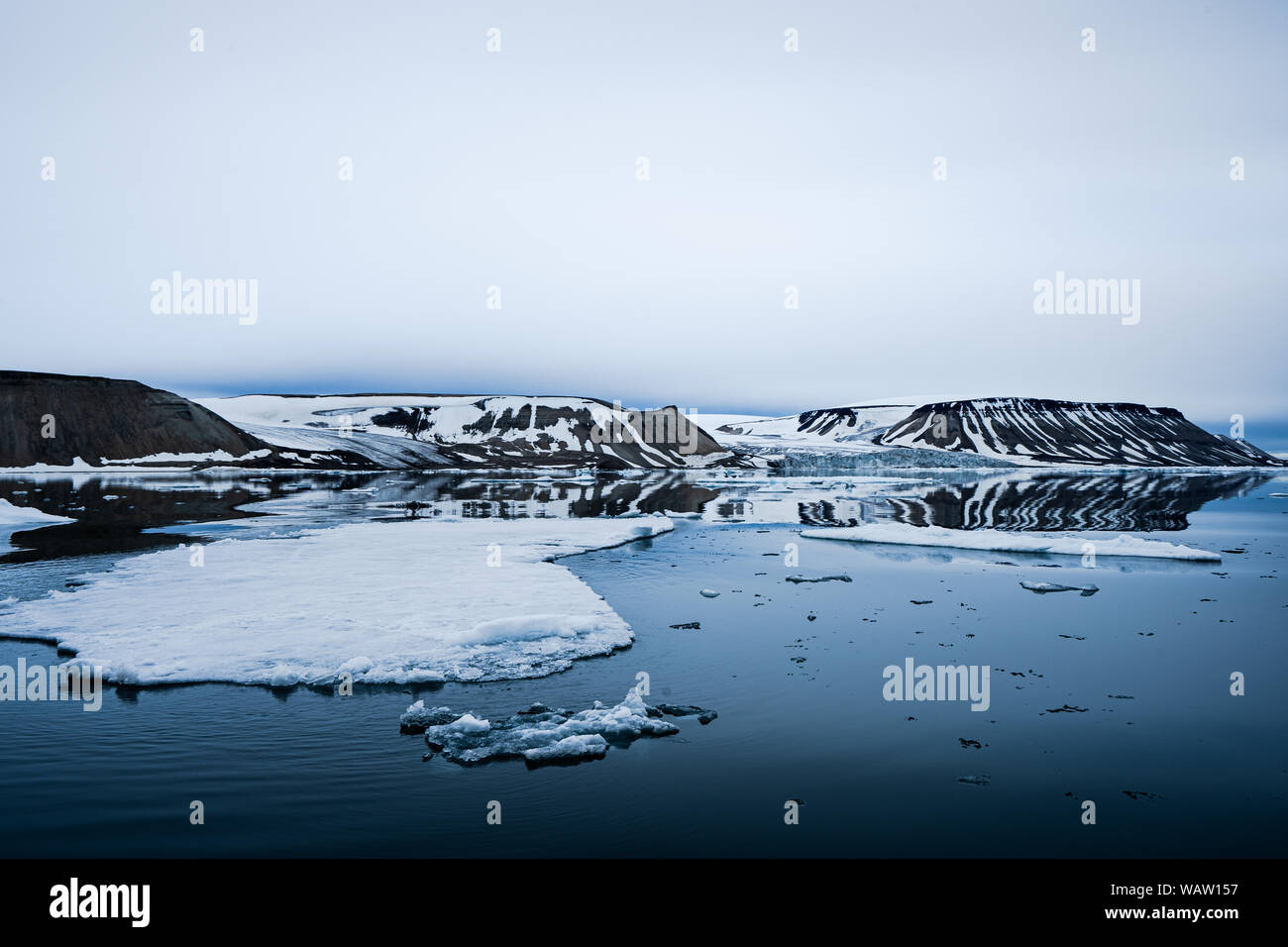 Reflexion von Eis und Gletscher in der Nordsee Spitzbergen Stockfoto