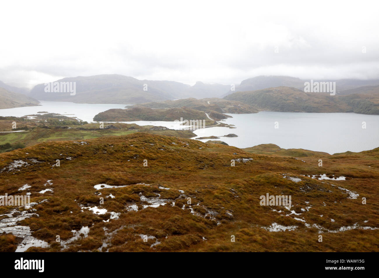 Ausblick hinunter auf Kylesku Brücke, Kylesku, Sutherland, Schottland. Stockfoto