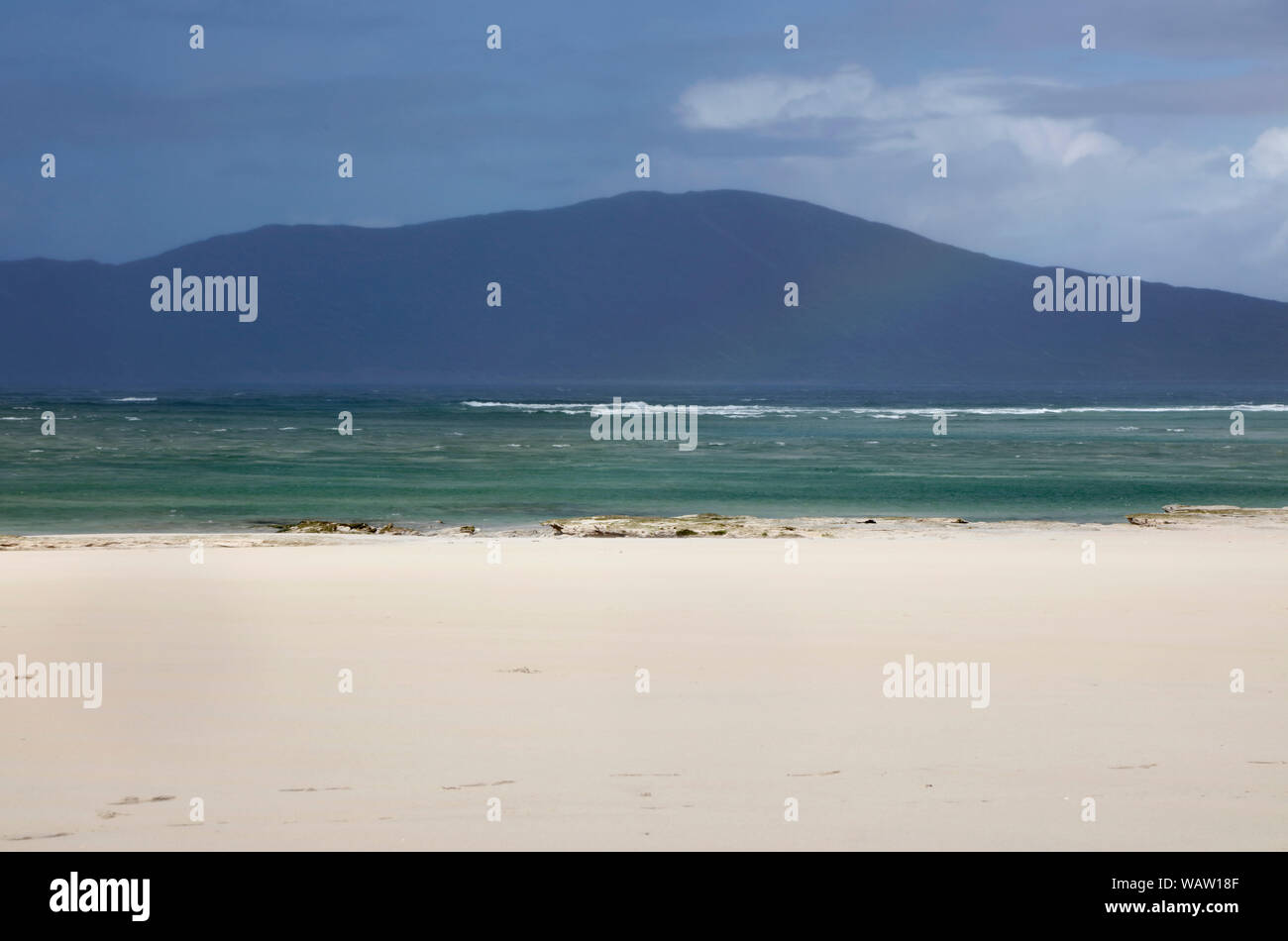 Blick vom Strand auf Taransay Luskentire, Isle of Harris, Äußere Hebriden, Schottland. Stockfoto