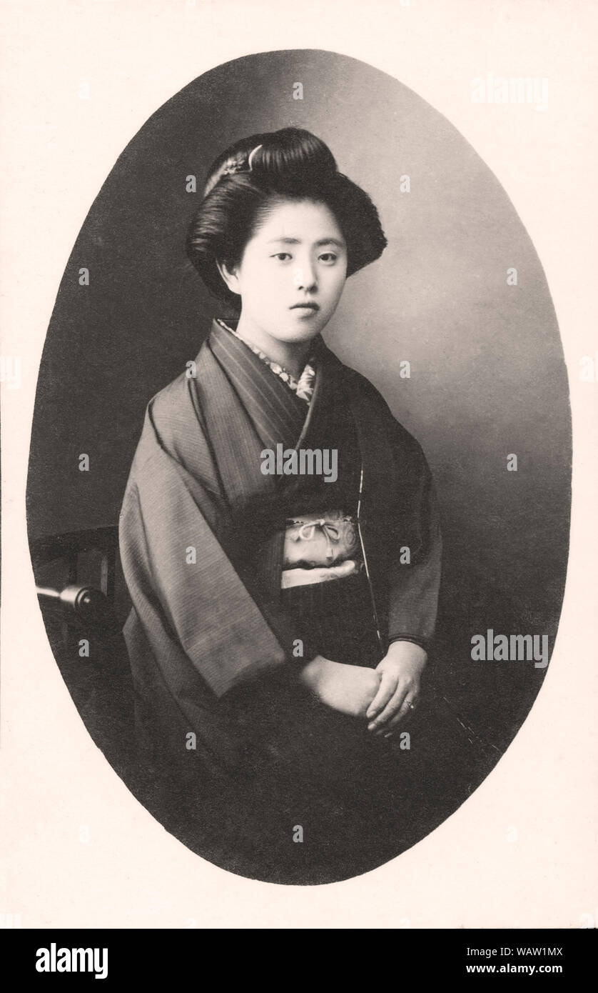 [1910s Japan - Japanische Frau im Kimono] - 19 Jahre alten japanischen Frau im Kimono. Foto ist vom 1919 (taisho 8). 20. Jahrhundert vintage Silbergelatineabzug. Stockfoto