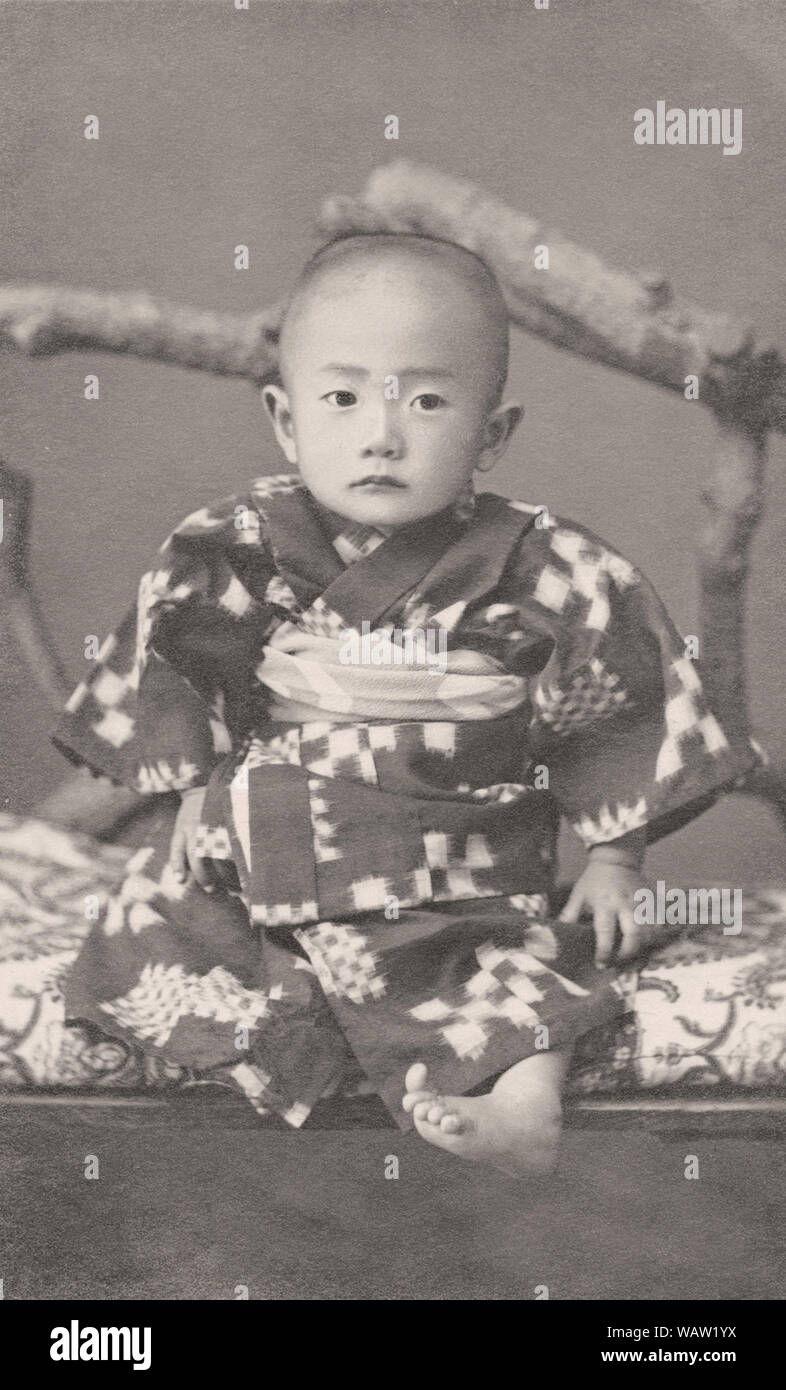 [1910s Japan - Japanische Baby Boy] - Foto von 1 Jahre alten Mädchen in den zeremoniellen Kimono. Während des frühen 20. Jahrhunderts war es ein sehr beliebter Brauch in Japan zu Fotos von Babys um ihren ersten Geburtstag. 20. Jahrhundert vintage Silbergelatineabzug. Stockfoto