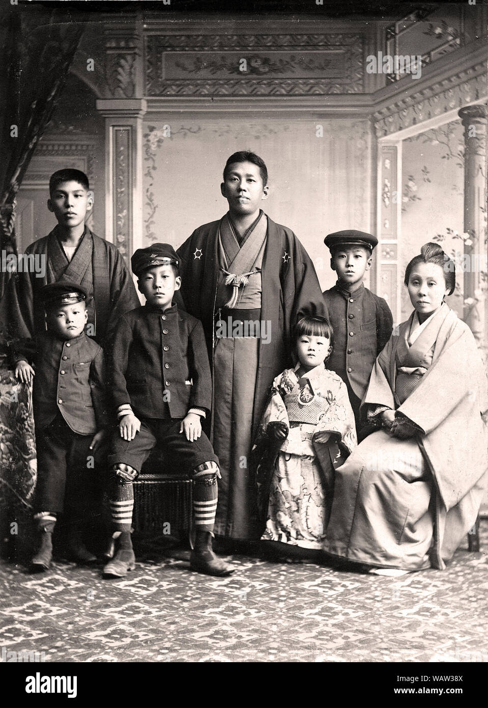 [1910s Japan - japanische Familie] - japanische Familie im Kimono. 20. Jahrhundert vintage Silbergelatineabzug. Stockfoto