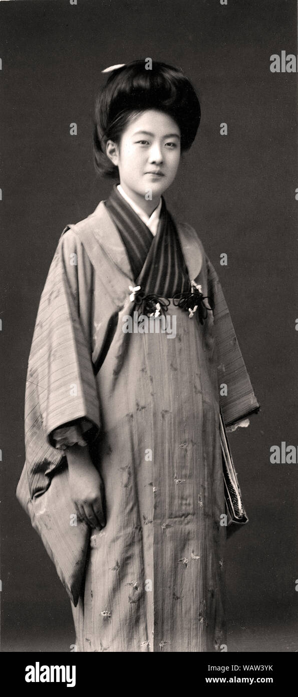 [1910s Japan - Japanische Frau im Kimono] - 18 Jahre alten japanischen Frau im Kimono 1915 (taisho 4). 20. Jahrhundert vintage Silbergelatineabzug. Stockfoto